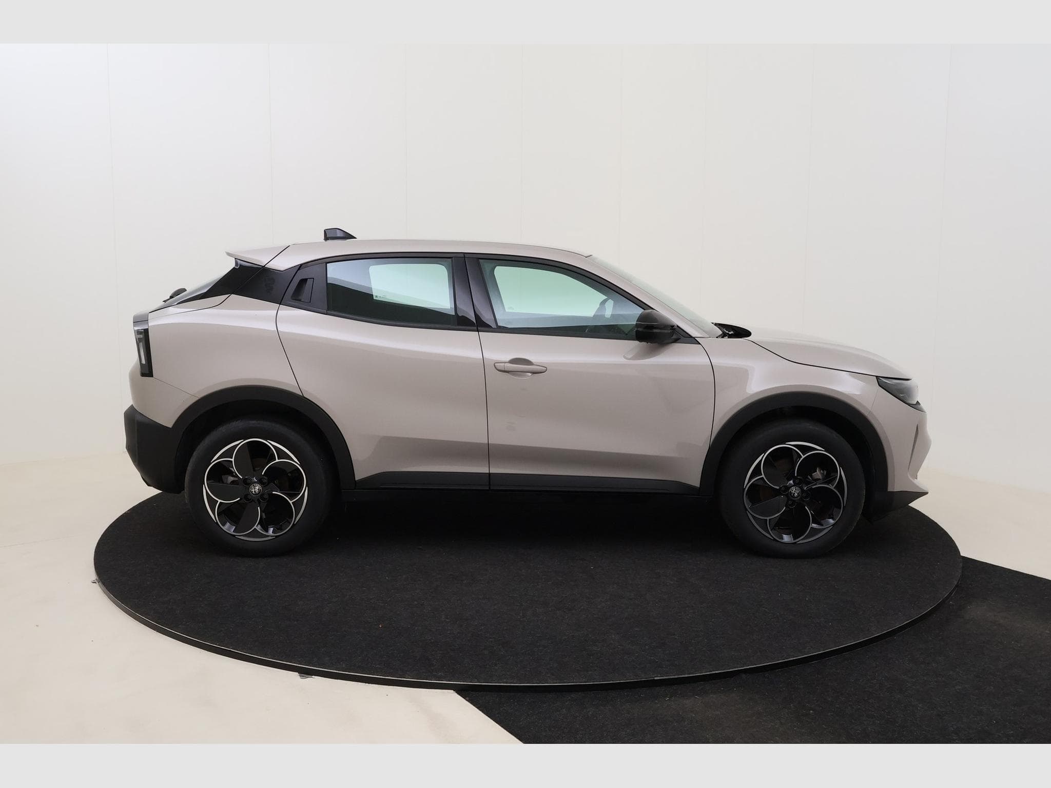 Alfa-Romeo Junior - (2025) - Photo 4