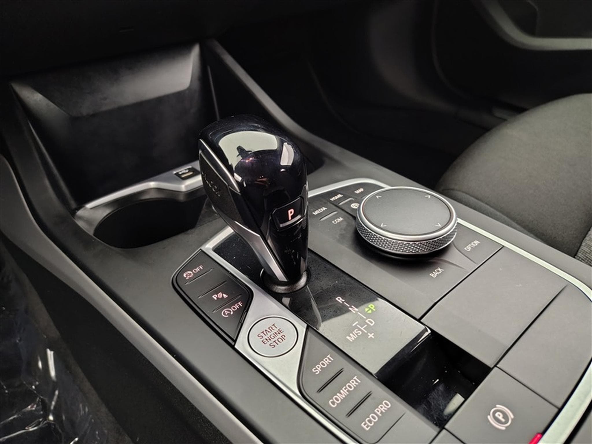 BMW 118 iA Business NAVI / FULL LED / PDC AV-AR (2024) - Photo 12