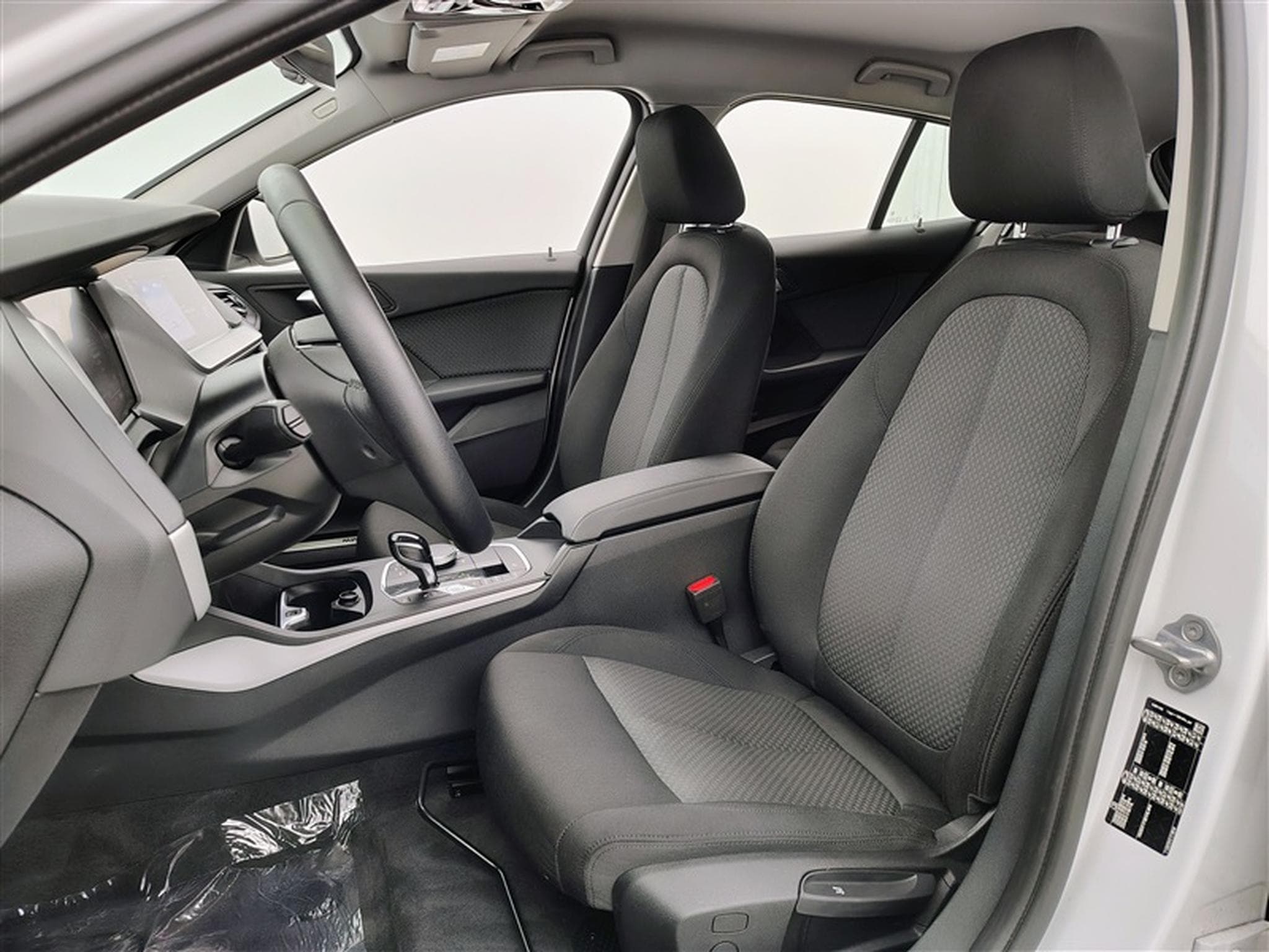 BMW 118 iA Business NAVI / FULL LED / PDC AV-AR (2024) - Photo 7