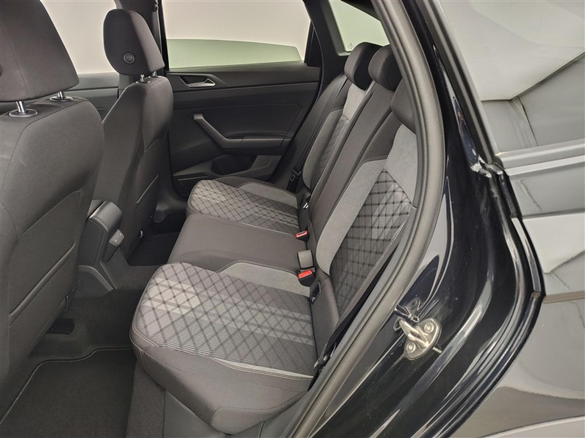 VW Taigo 1.0 TSI 115cv DSG R-Line NAVI / FULL LED / CAMERA / JA 18" (2025) - Foto 13