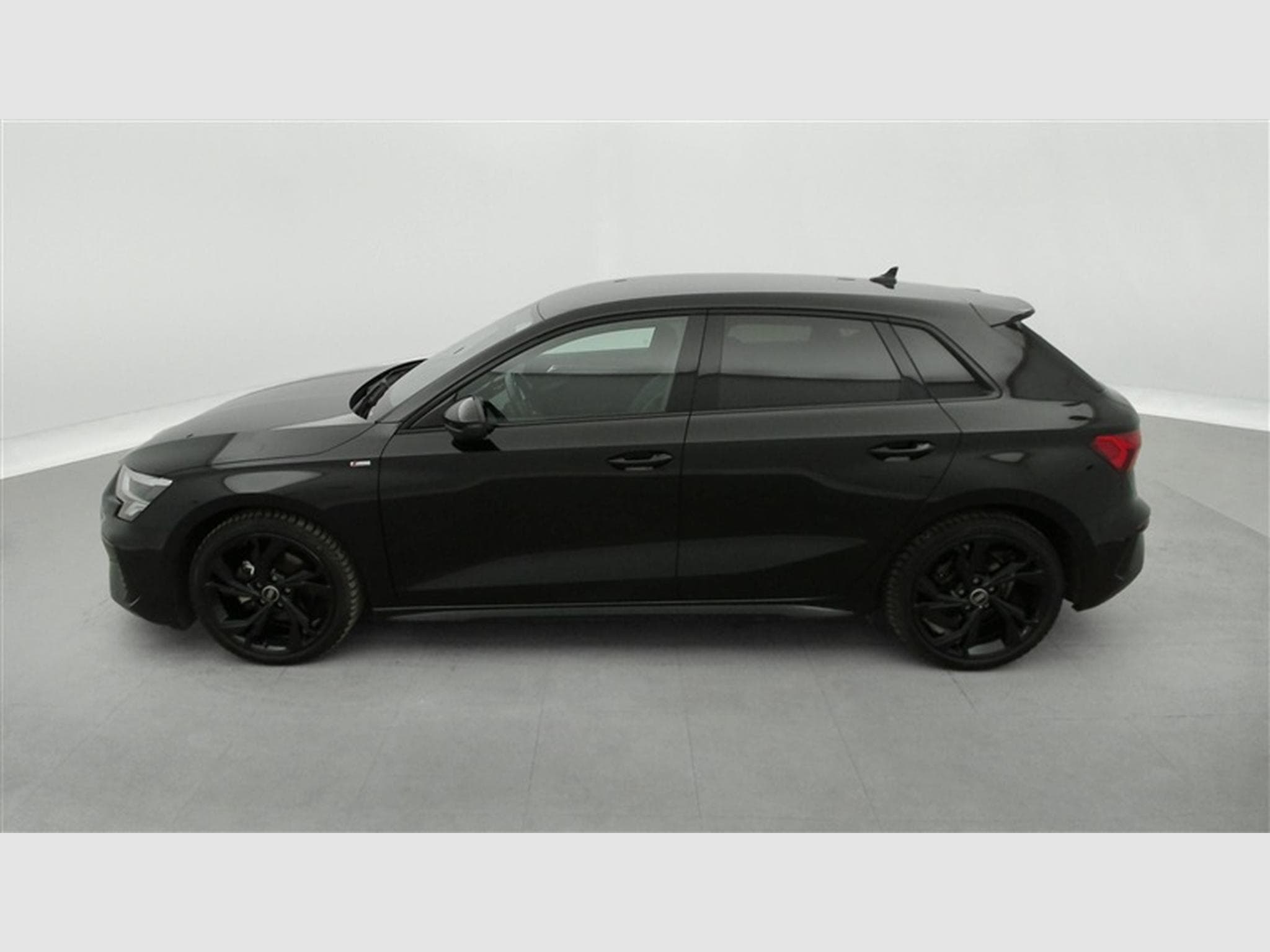 Audi A3 30 TFSI S-Line S-tronic Navi / Led / PDC av+ar (2023) - Photo 3