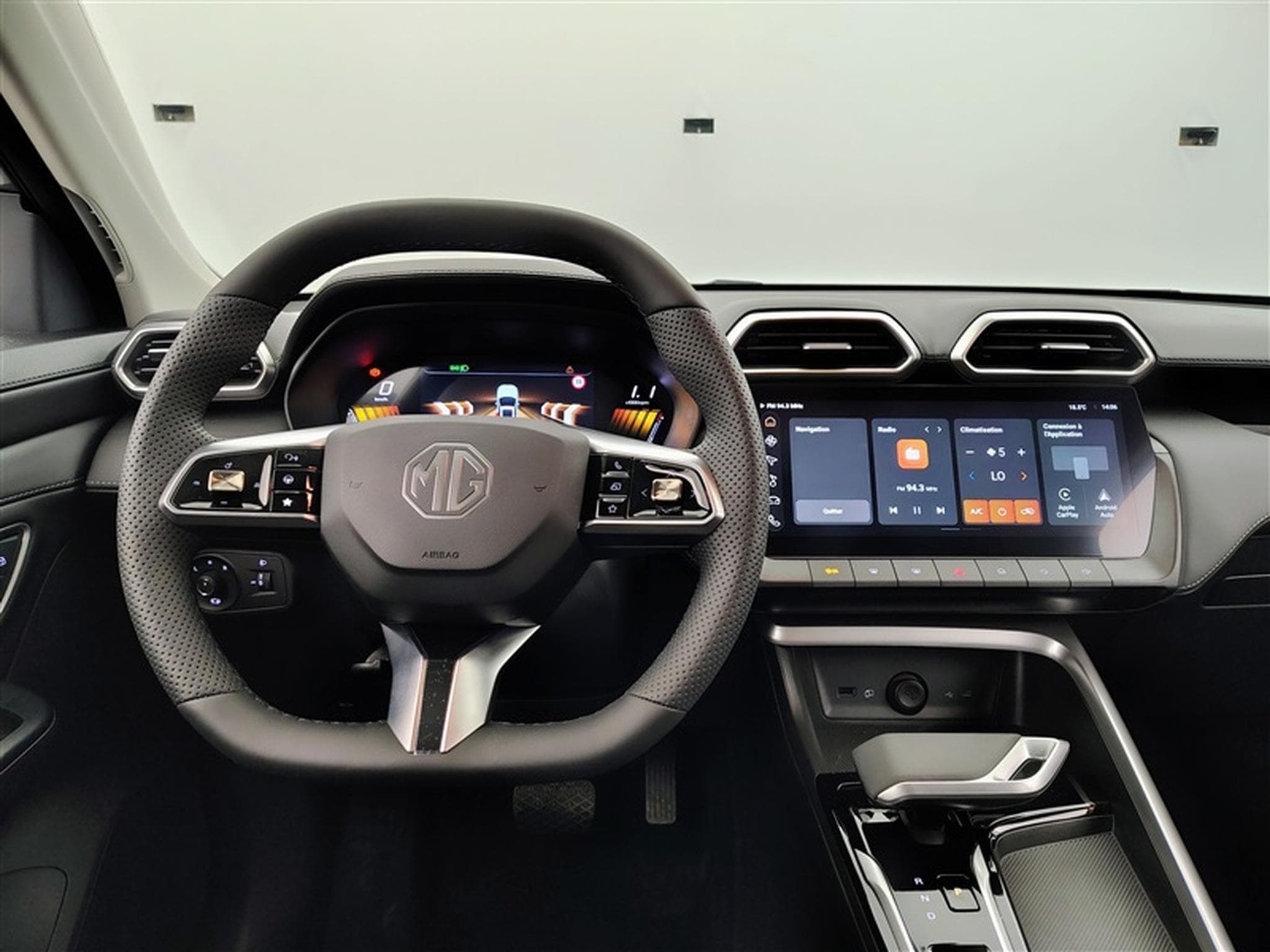 MG ZS 1.5 Hybrid+ Luxury NAVI / CAMERA / CARPLAY / ALU (2026) - Foto 9