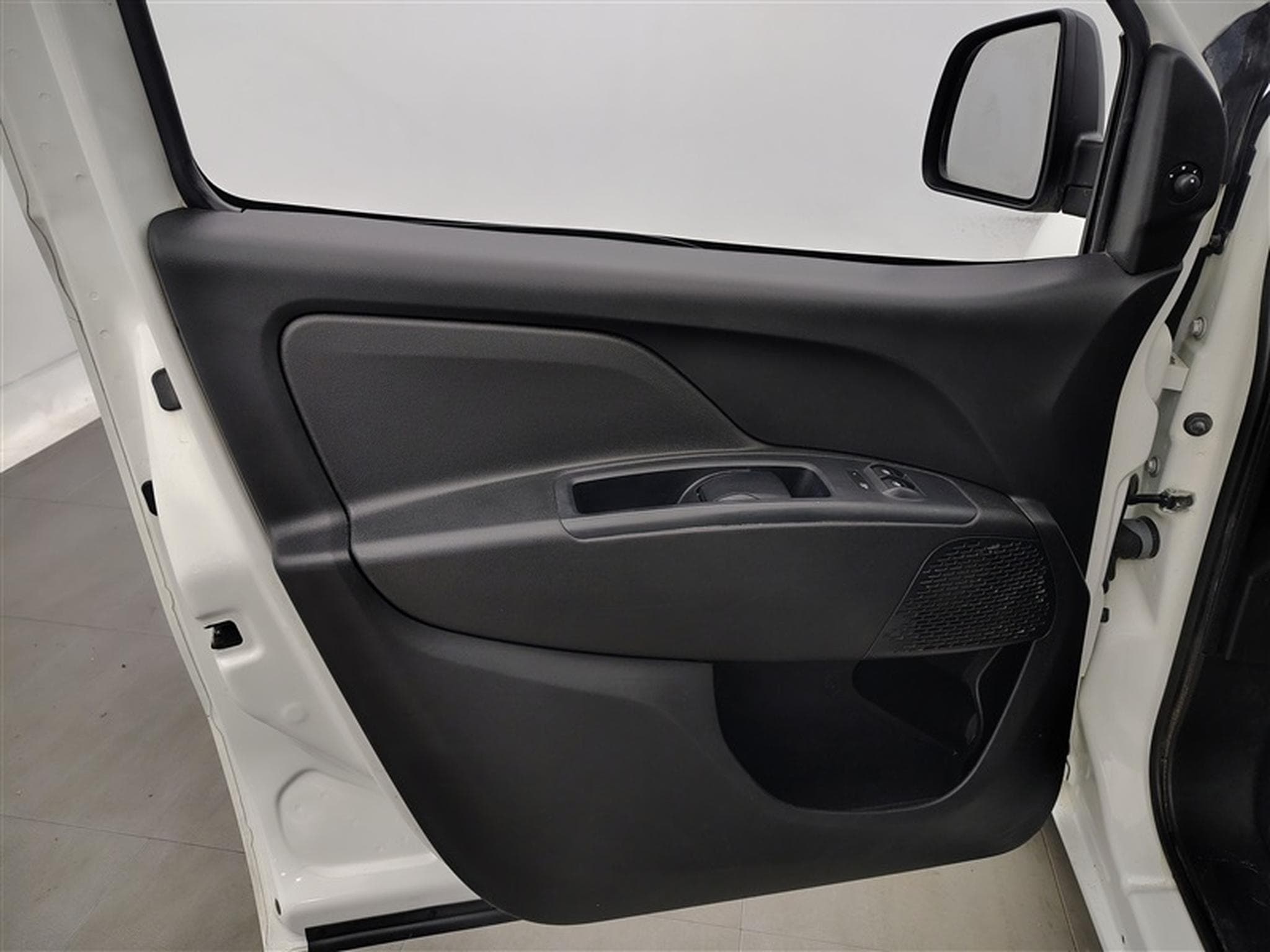 Fiat Doblo 1.6 MJET Cargo CLIM / CARPLAY (2023) - Photo 16