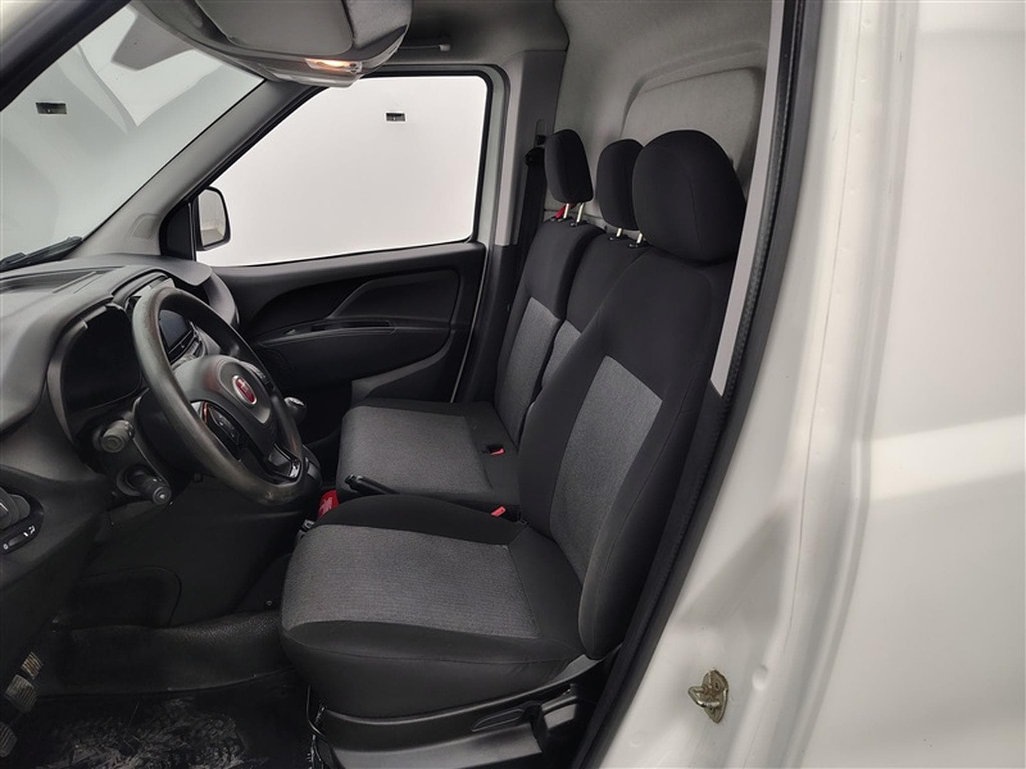 Fiat Doblo 1.6 MJET Cargo CLIM / CARPLAY (2023) - Photo 7