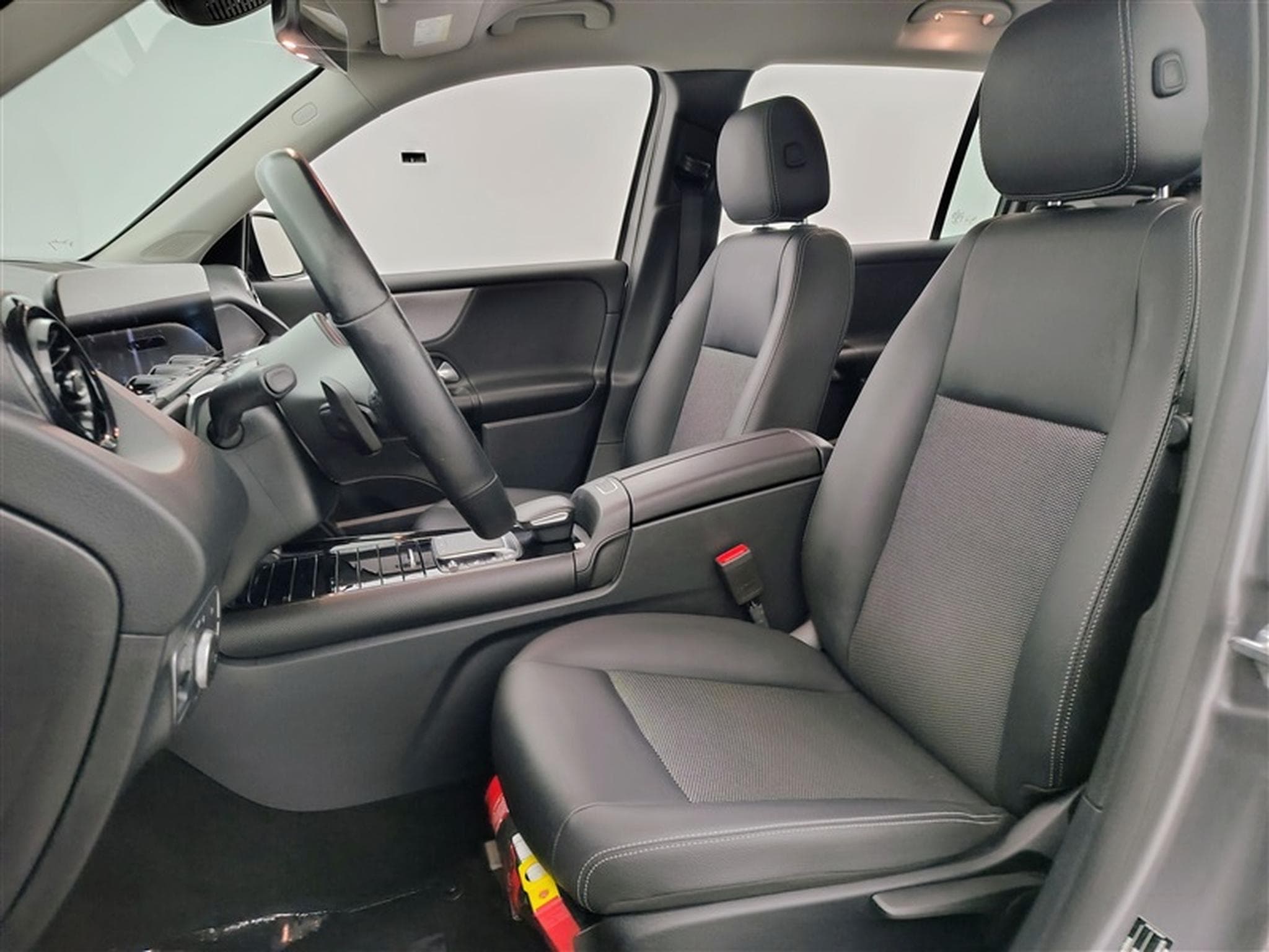 Mercedes GLB 180 180d Business Solution S-CUIR/NAVI/FULL LED/JA/PDC AV AR (2022) - Foto 7
