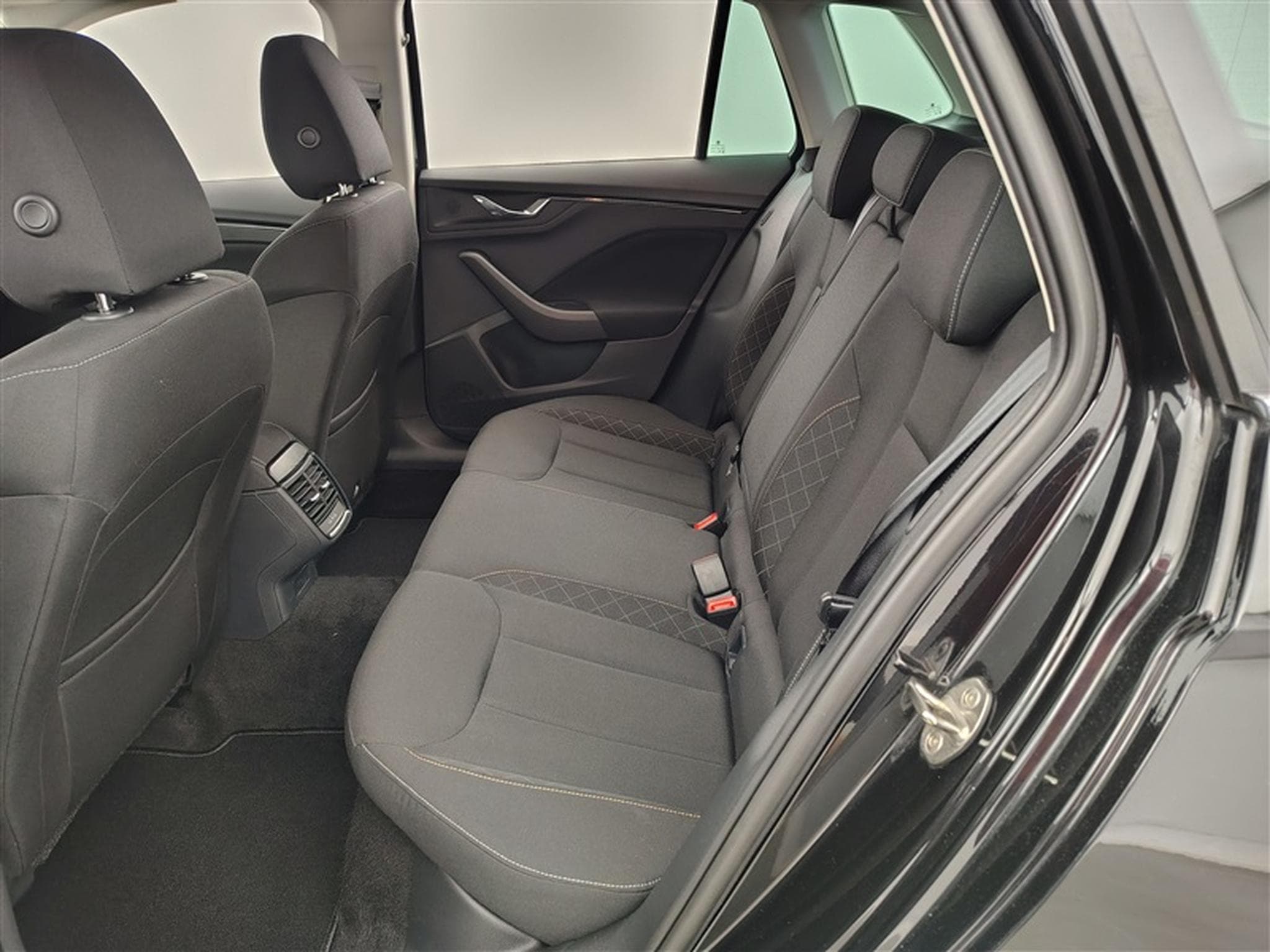 Skoda Kamiq 1.0 TSI 110cv DSG Ambition NAVI / FULL LED / CARPLAY (2024) - Photo 13