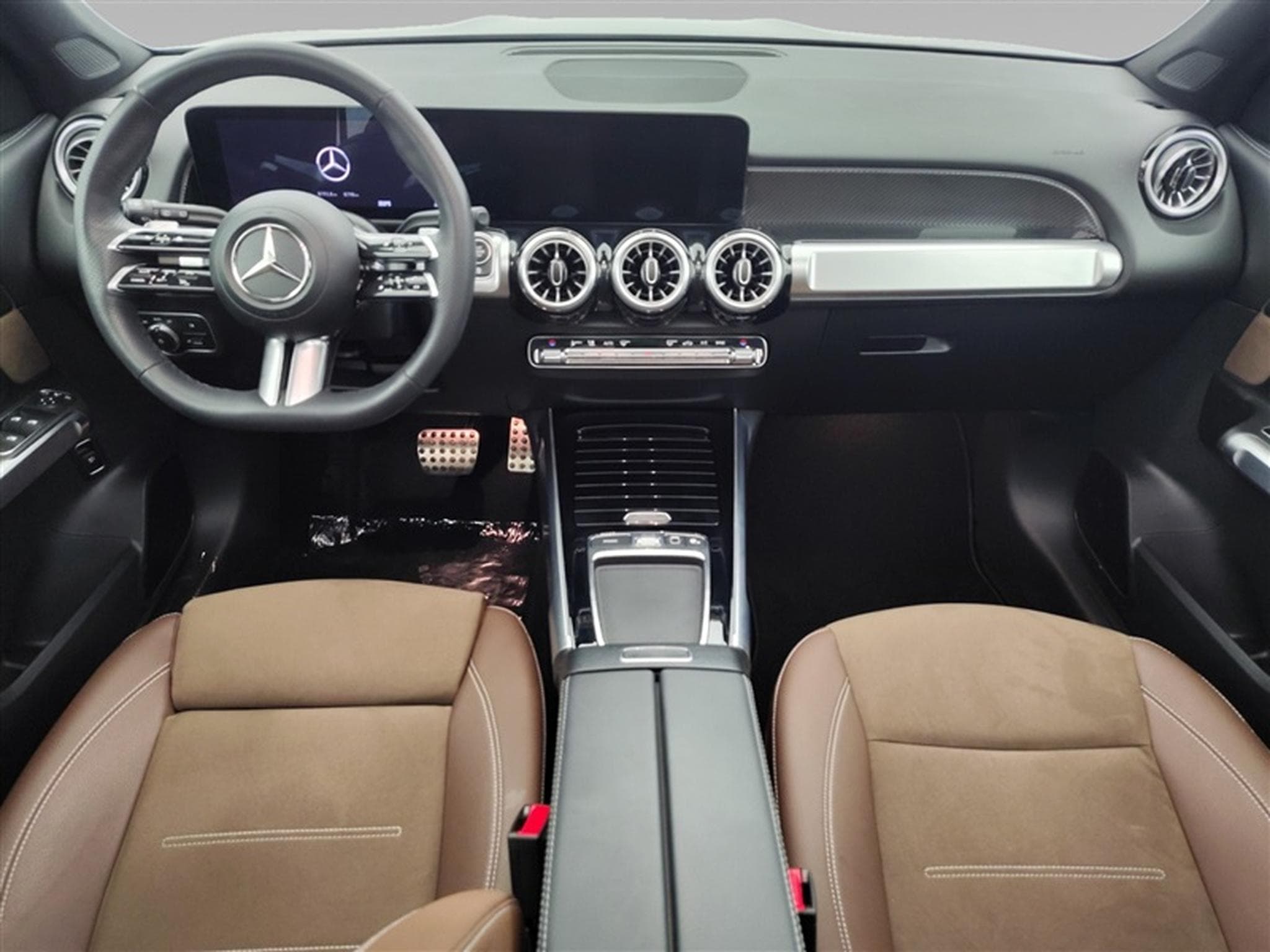 Mercedes GLB 180 7G-Tronic PACK AMG NAVI / S-CUIR / FULL LED / PANO (2025) - Photo 11