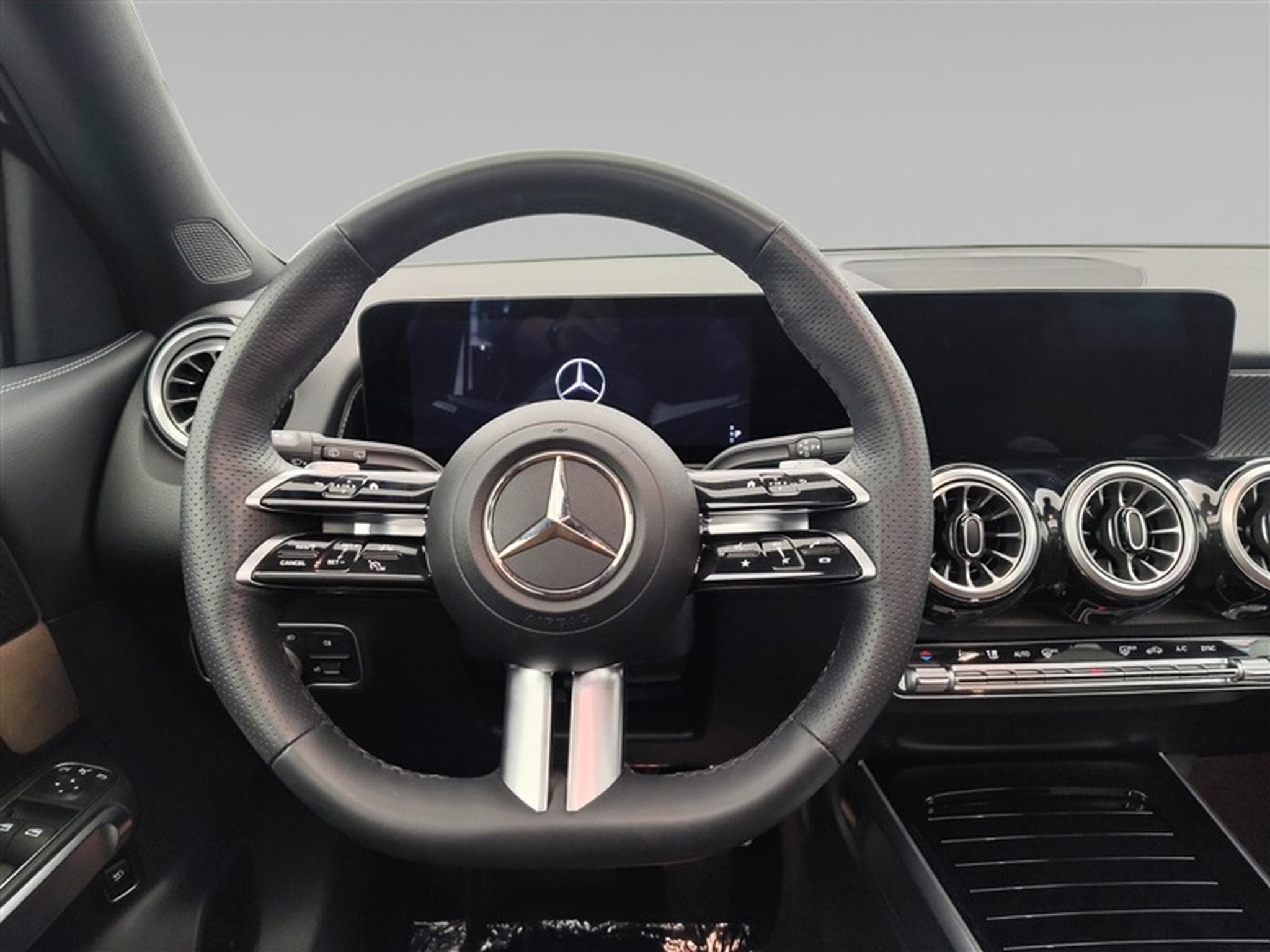 Mercedes GLB 180 7G-Tronic PACK AMG NAVI / S-CUIR / FULL LED / PANO (2025) - Photo 12