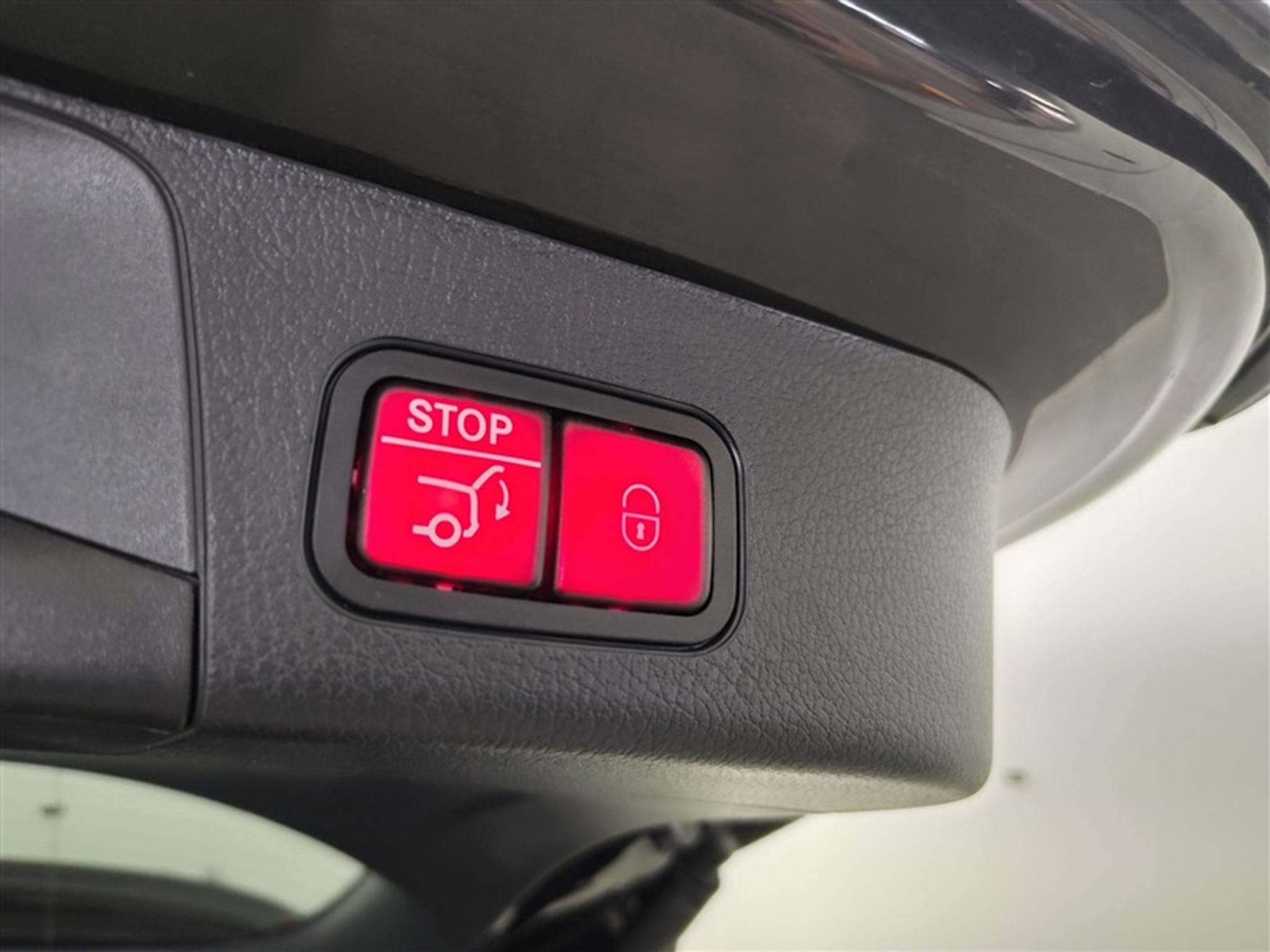 Mercedes GLB 180 7G-Tronic PACK AMG NAVI / S-CUIR / FULL LED / PANO (2025) - Photo 18