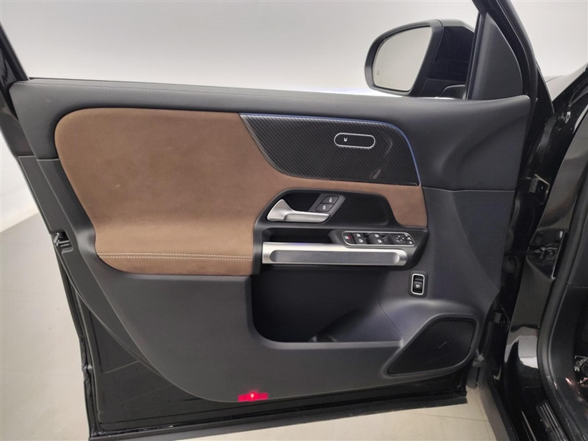 Mercedes GLB 180 7G-Tronic PACK AMG NAVI / S-CUIR / FULL LED / PANO (2025) - Photo 21