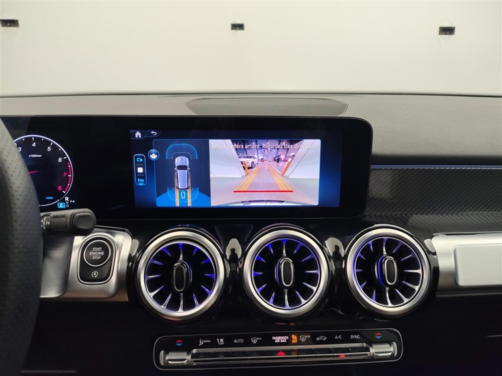 Mercedes GLB 180 7G-Tronic PACK AMG NAVI / S-CUIR / FULL LED / PANO (2025) - Photo 23