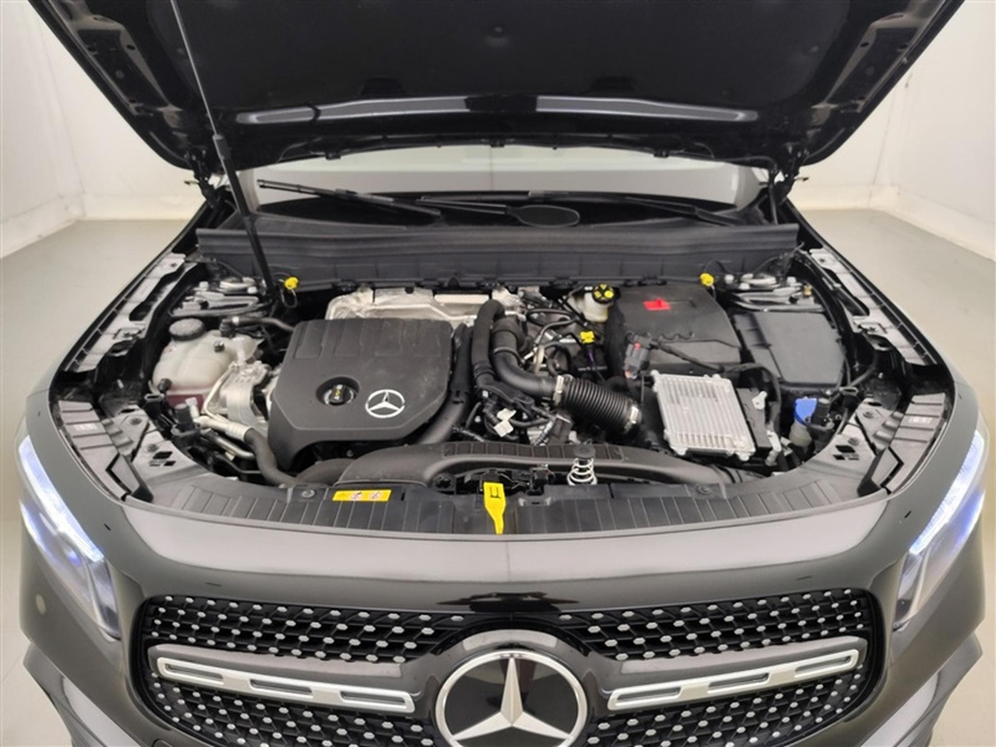 Mercedes GLB 180 7G-Tronic PACK AMG NAVI / S-CUIR / FULL LED / PANO (2025) - Photo 24