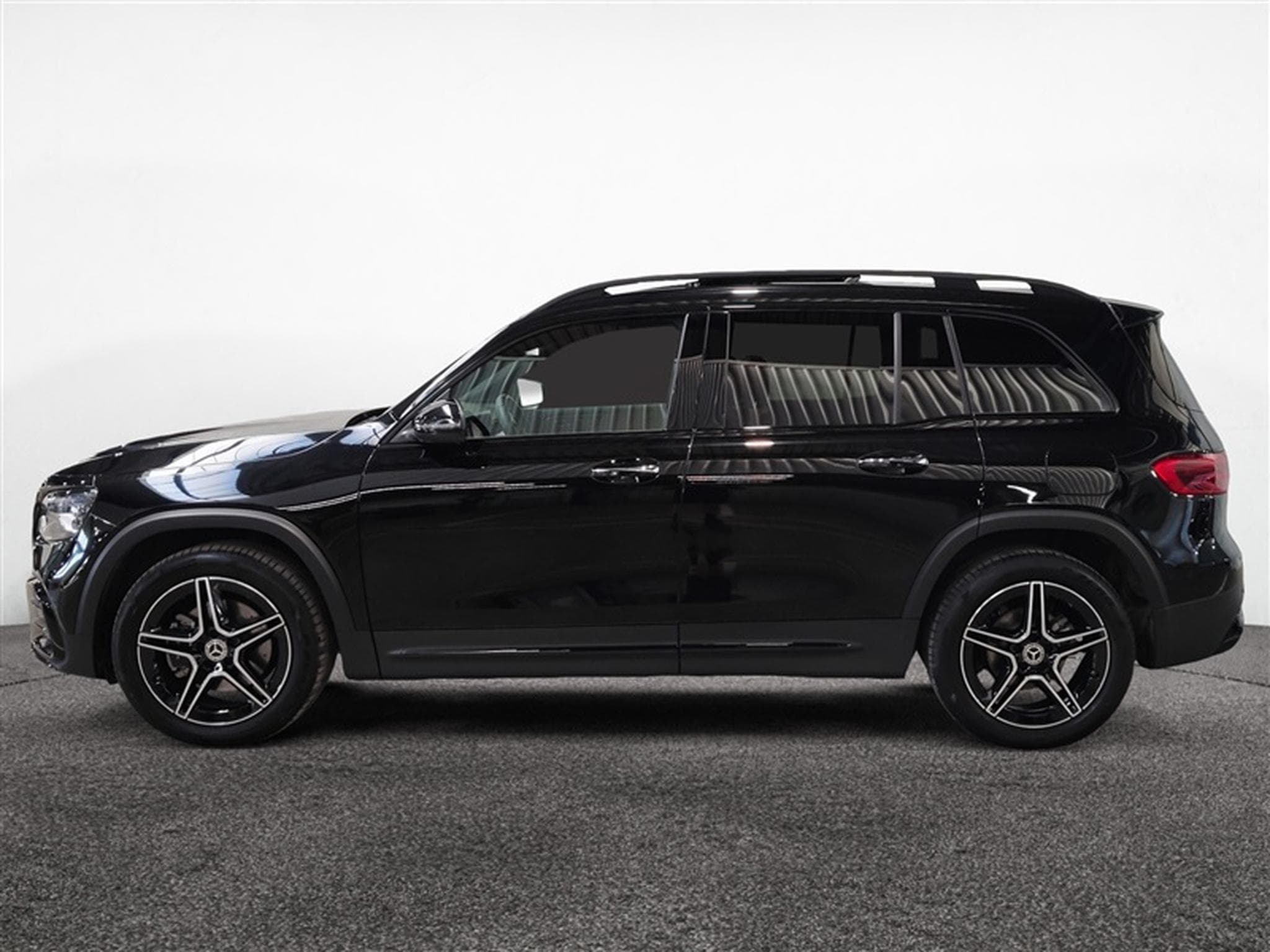 Mercedes GLB 180 7G-Tronic PACK AMG NAVI / S-CUIR / FULL LED / PANO (2025) - Photo 9
