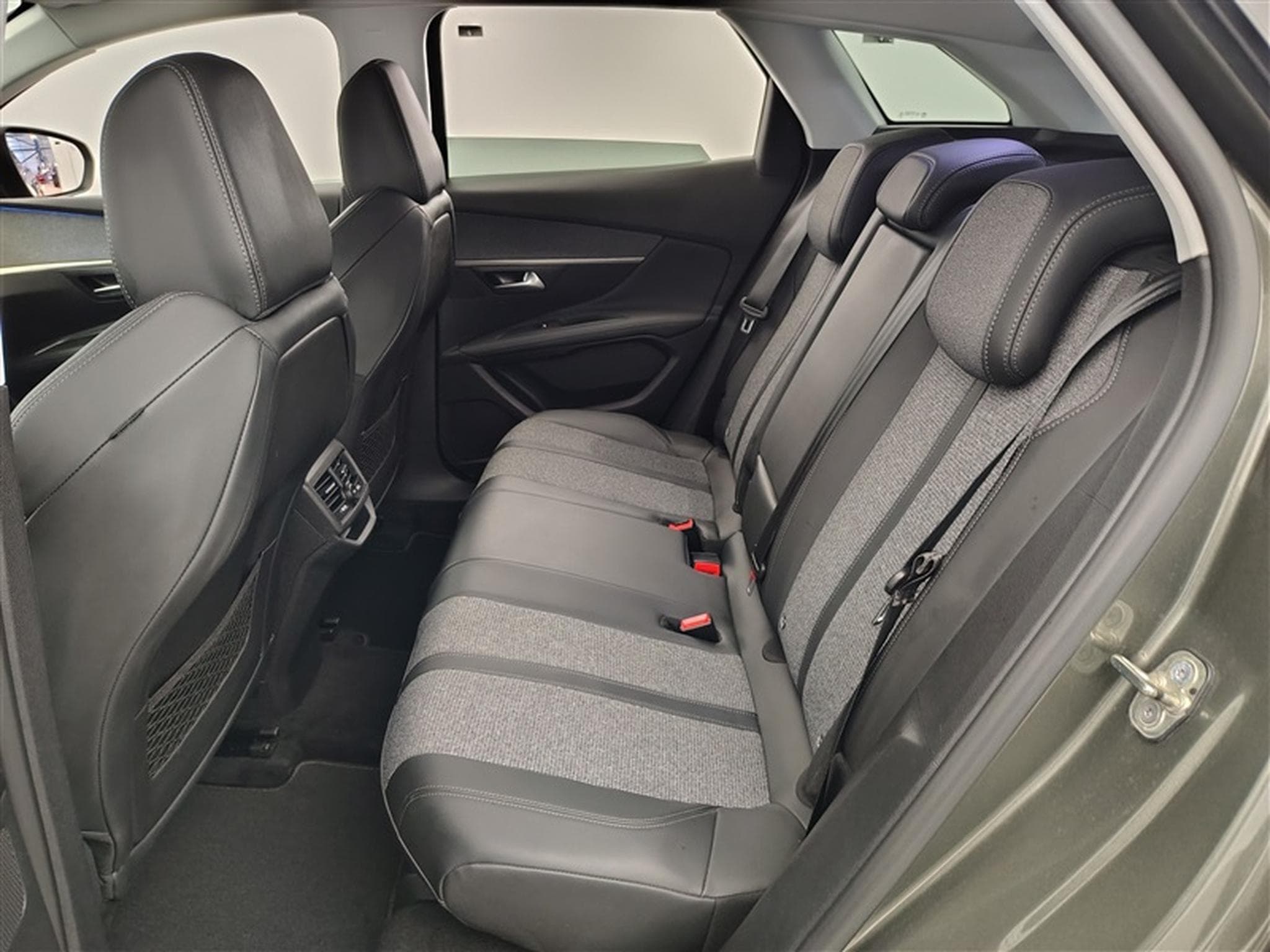 Peugeot 3008 1.2 EAT8 Allure Navi / PDC+Caméra (2019) - Photo 13