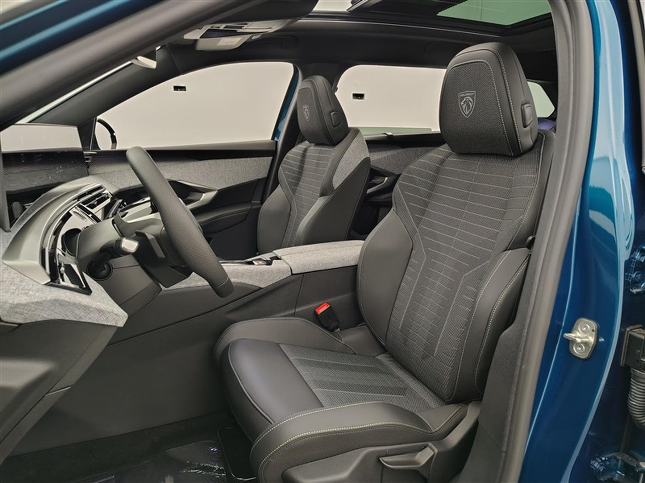Peugeot 5008 1.2 HYBRID 145cv e-DSC6 GT 7pl. NAVI / FULL LED / PANO / CAM (2026) - Photo 7