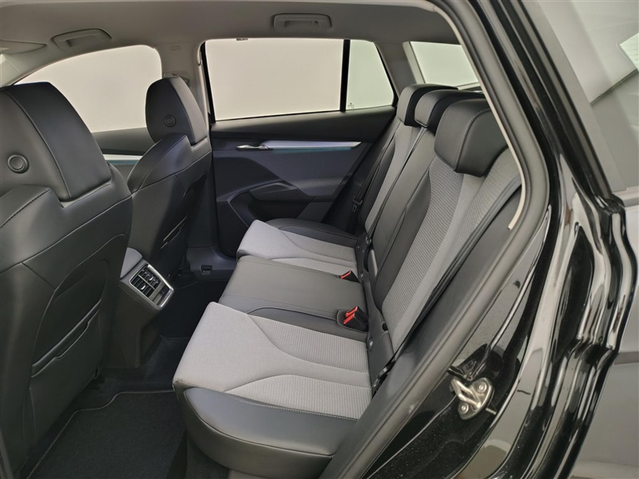 Skoda Enyaq ENYAQ IV 60 Business S-CUIR/NAVI/FULL LED/JA19/PDC (2023) - Photo 12