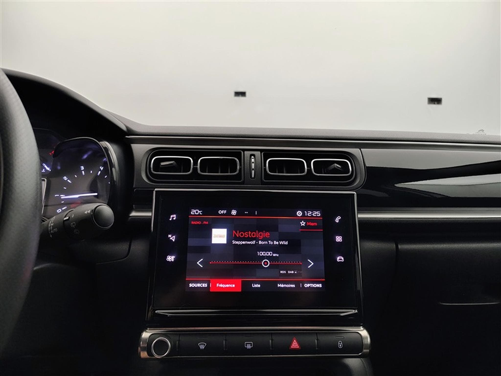 Citroen C3 1.2i PureTech Shine CARPLAY / FULL LED / JA 16" (2023) - Photo 11
