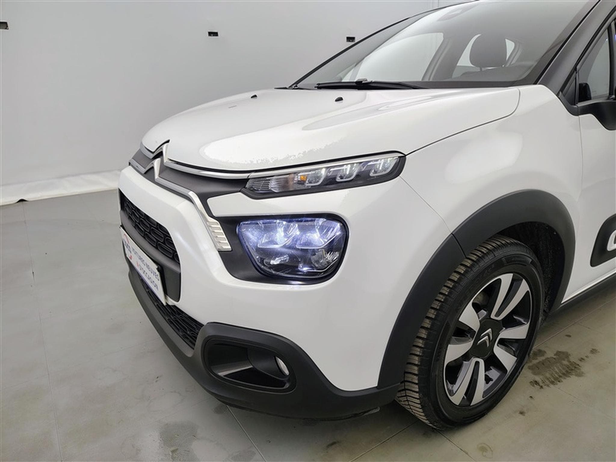 Citroen C3 1.2i PureTech Shine CARPLAY / FULL LED / JA 16" (2023) - Photo 15