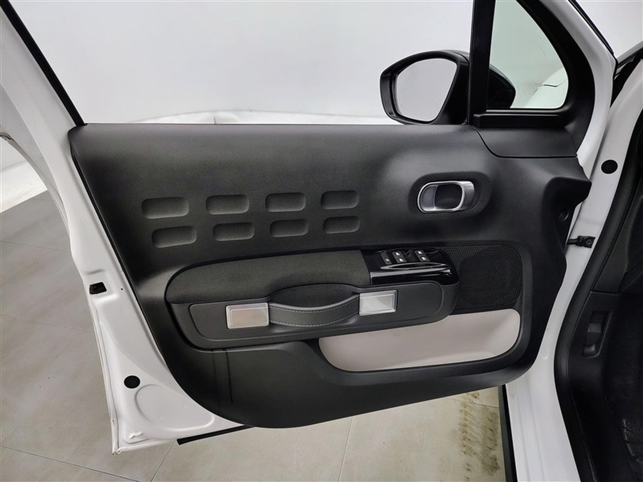 Citroen C3 1.2i PureTech Shine CARPLAY / FULL LED / JA 16" (2023) - Photo 16