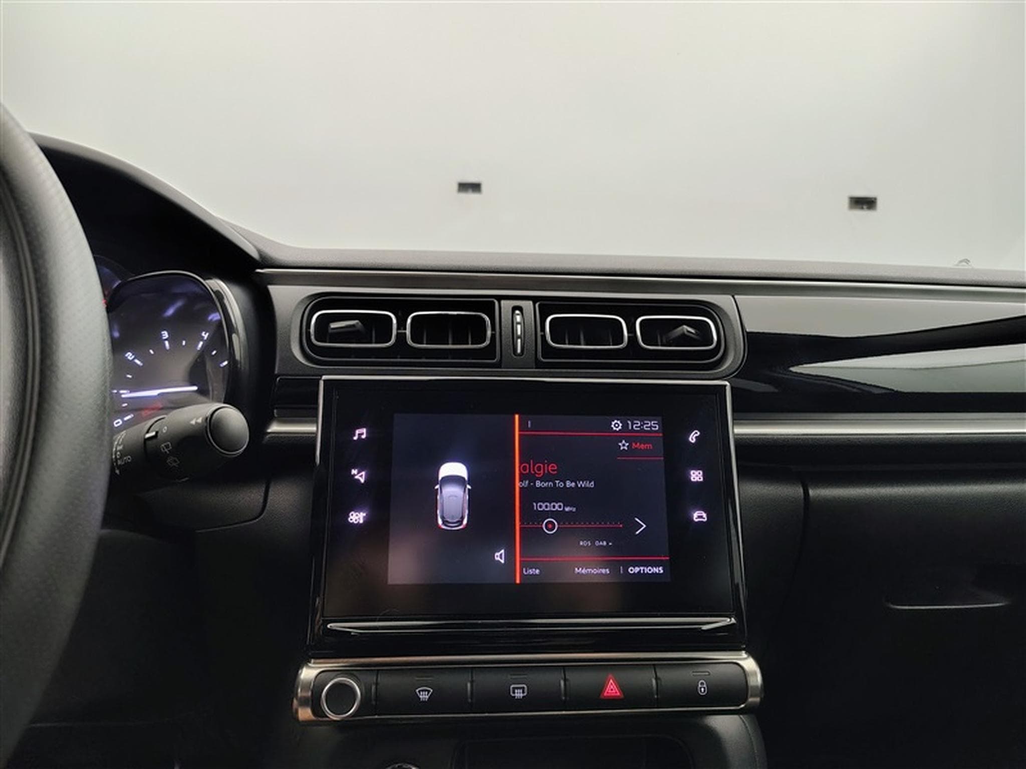 Citroen C3 1.2i PureTech Shine CARPLAY / FULL LED / JA 16" (2023) - Photo 17