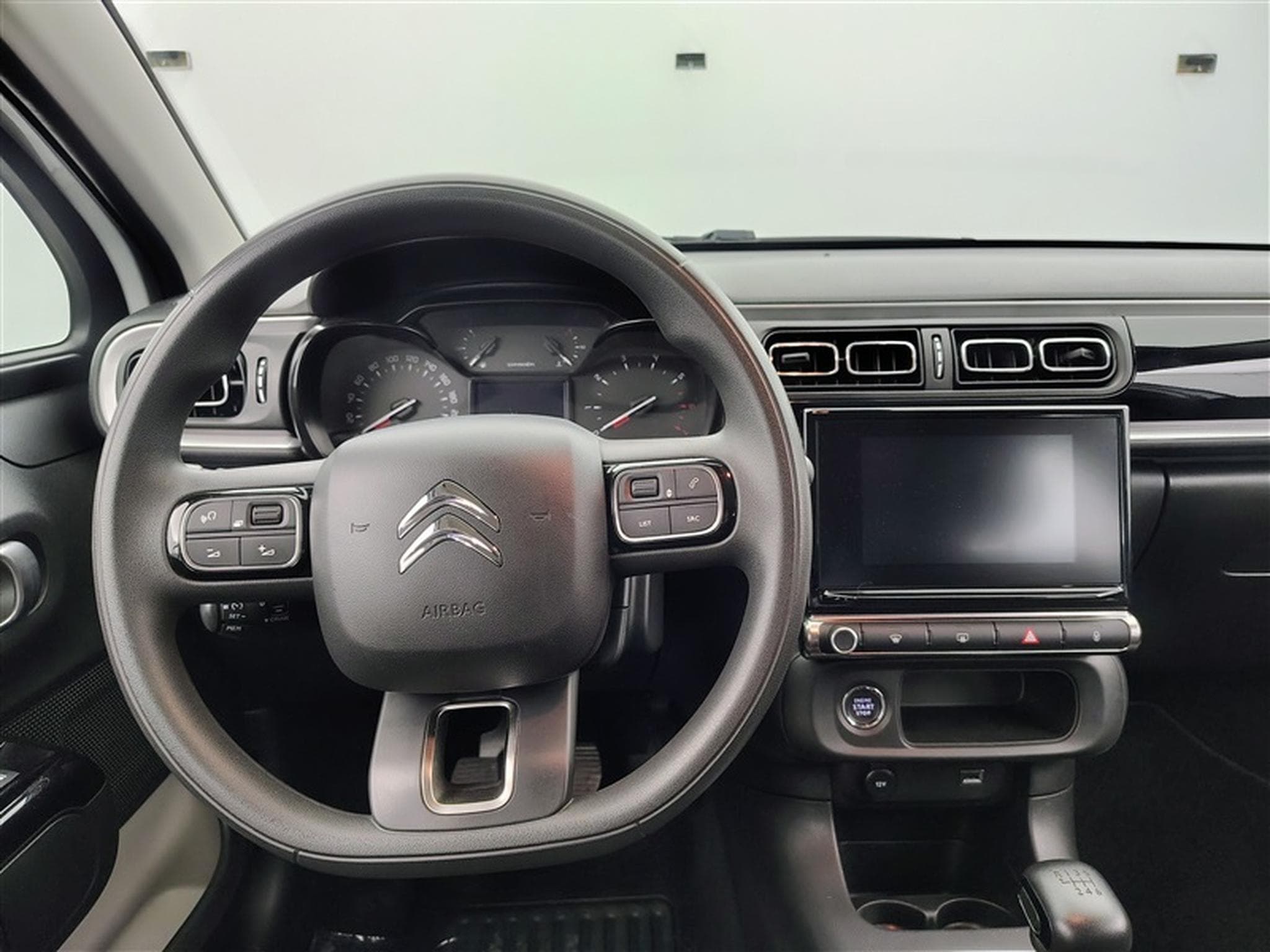 Citroen C3 1.2i PureTech Shine CARPLAY / FULL LED / JA 16" (2023) - Photo 9