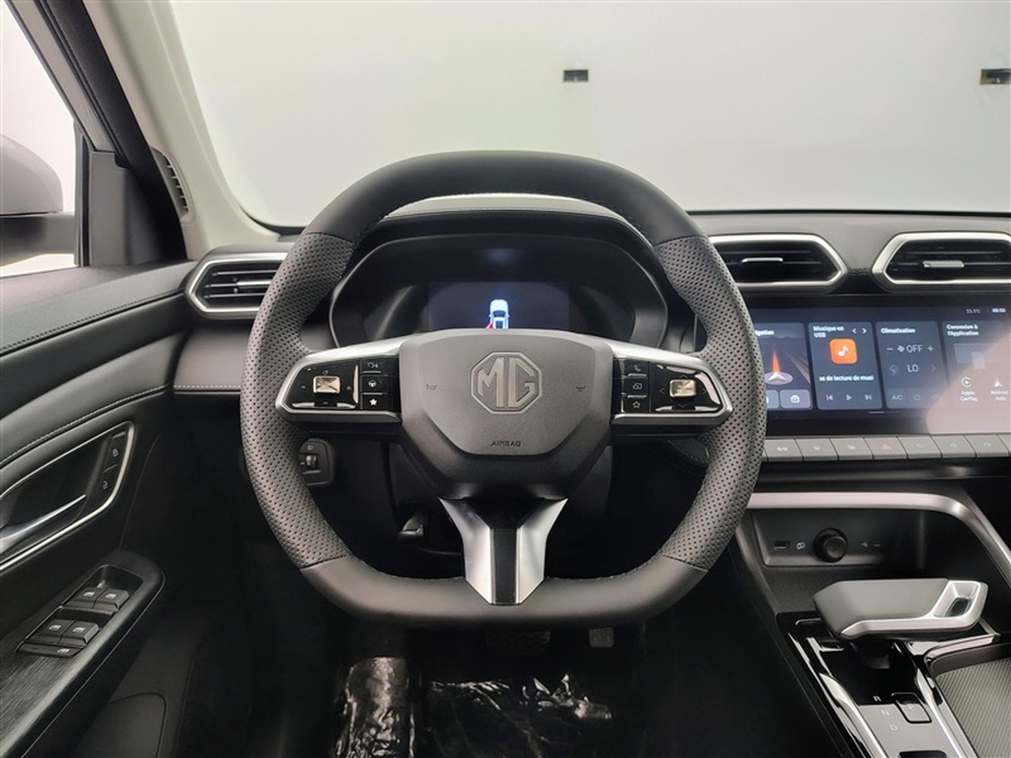 MG ZS 1.5 Hybrid+ Luxury NAVI / CAMERA / CARPLAY / ALU (2026) - Photo 9
