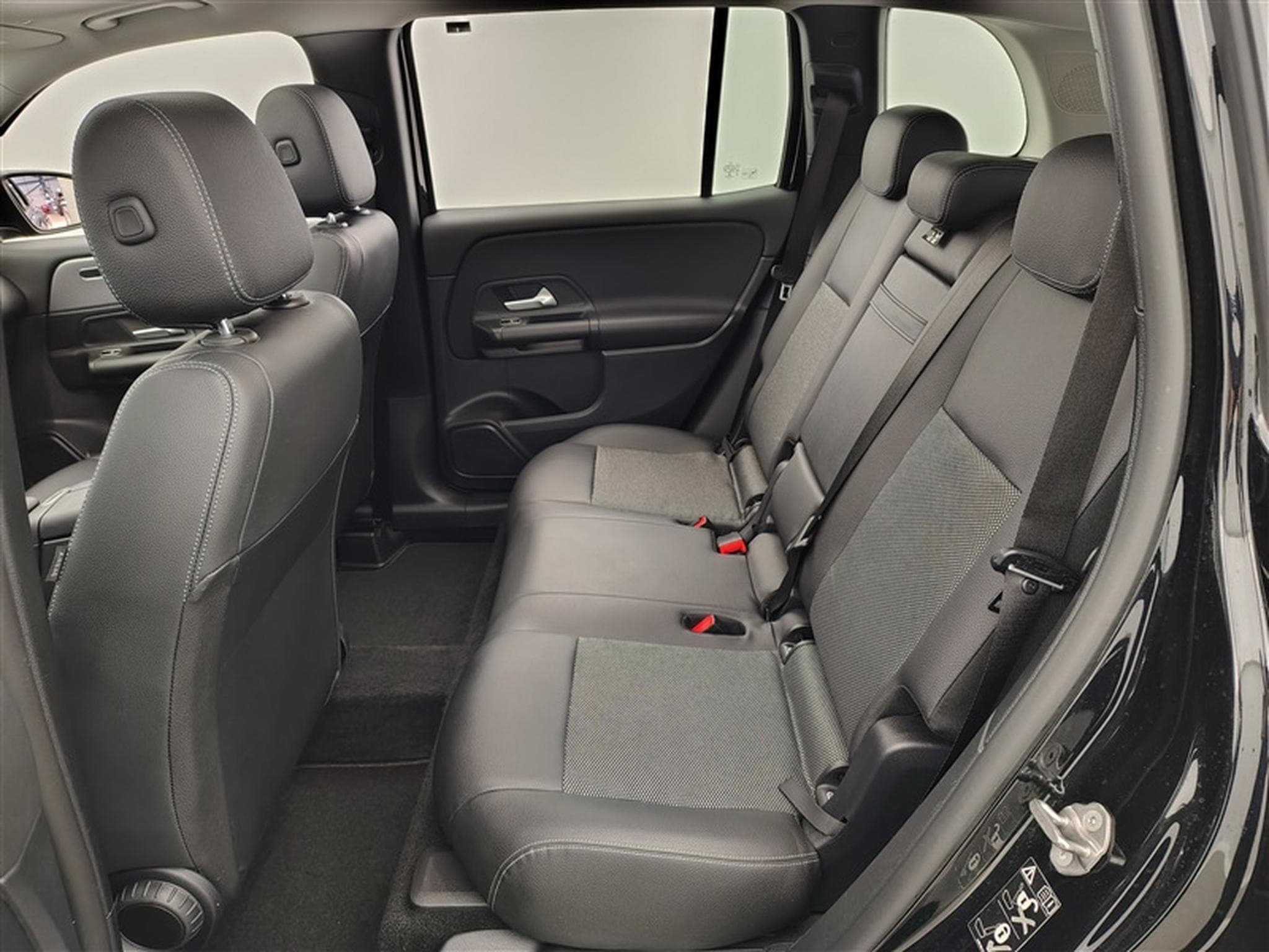 Mercedes GLB 180 GLB180 Business Line S-CUIR/NAVI/TO PANO/JA/PDC (2022) - Photo 13