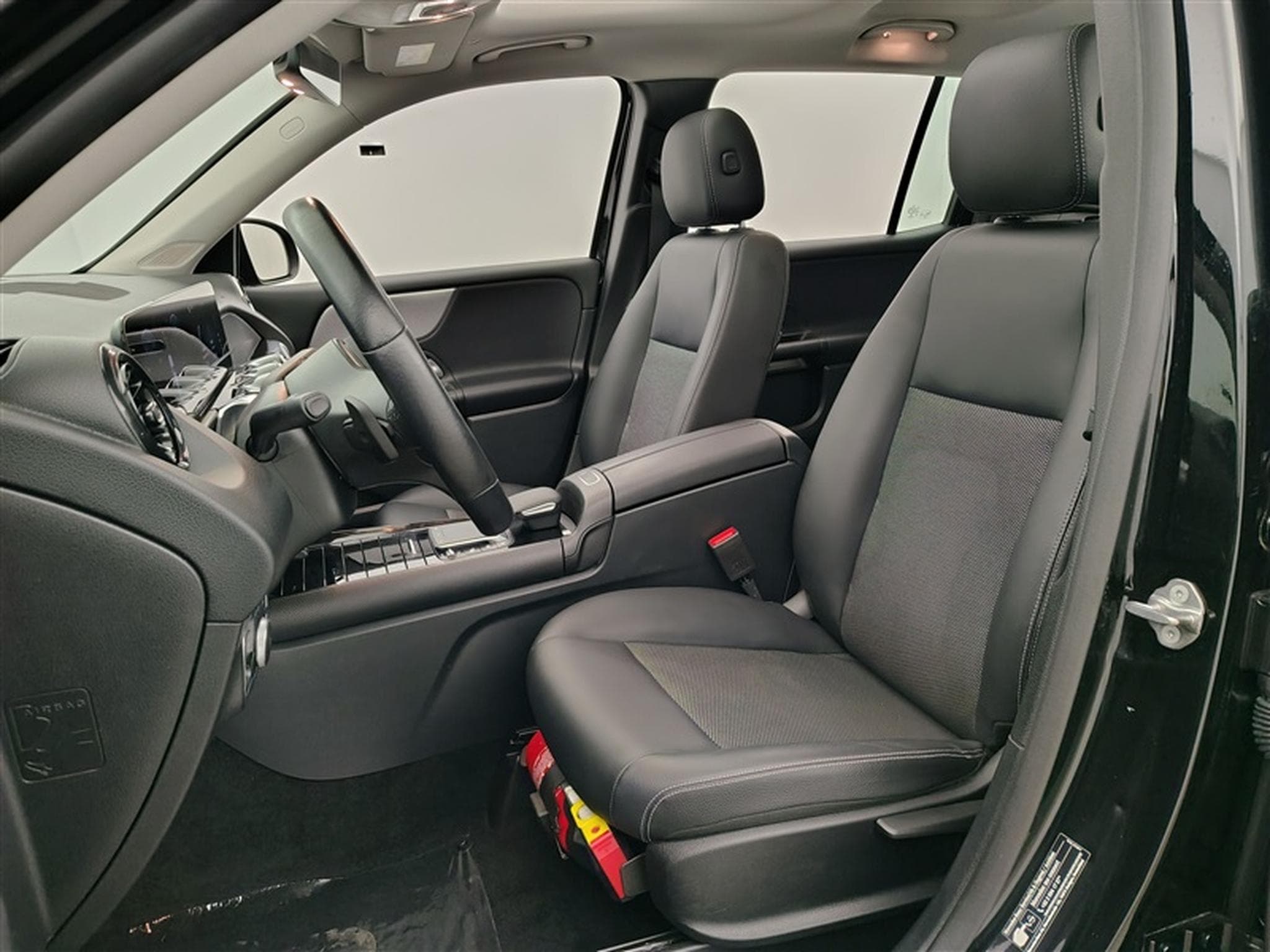 Mercedes GLB 180 GLB180 Business Line S-CUIR/NAVI/TO PANO/JA/PDC (2022) - Photo 7