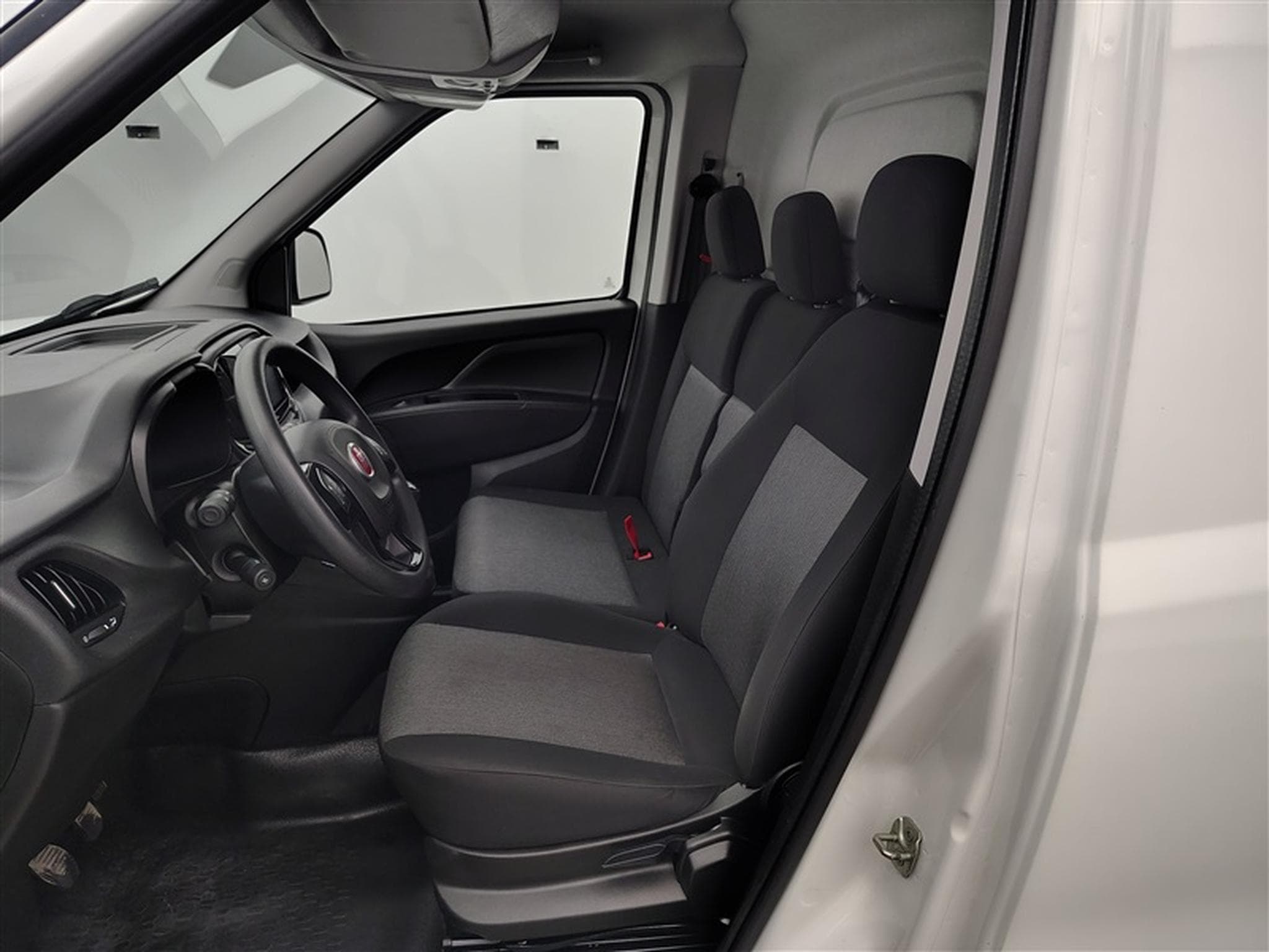 Fiat Doblo 1.6 MJET Cargo CLIM / CARPLAY (2023) - Photo 7