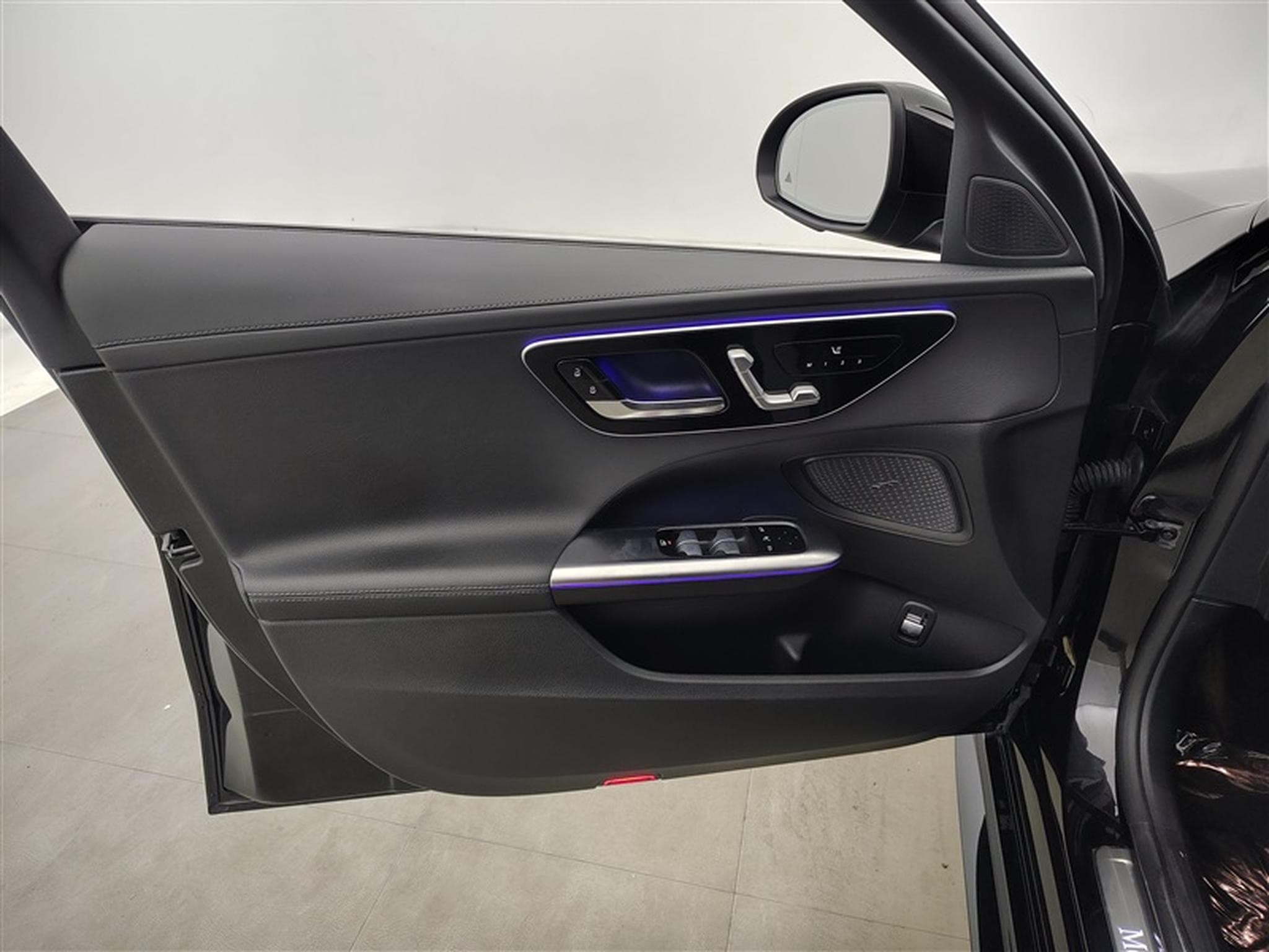 Mercedes C 200 d MHEV • STAR EDITION • AMG LINE   • PACK NIGHT (2025) - Photo 17