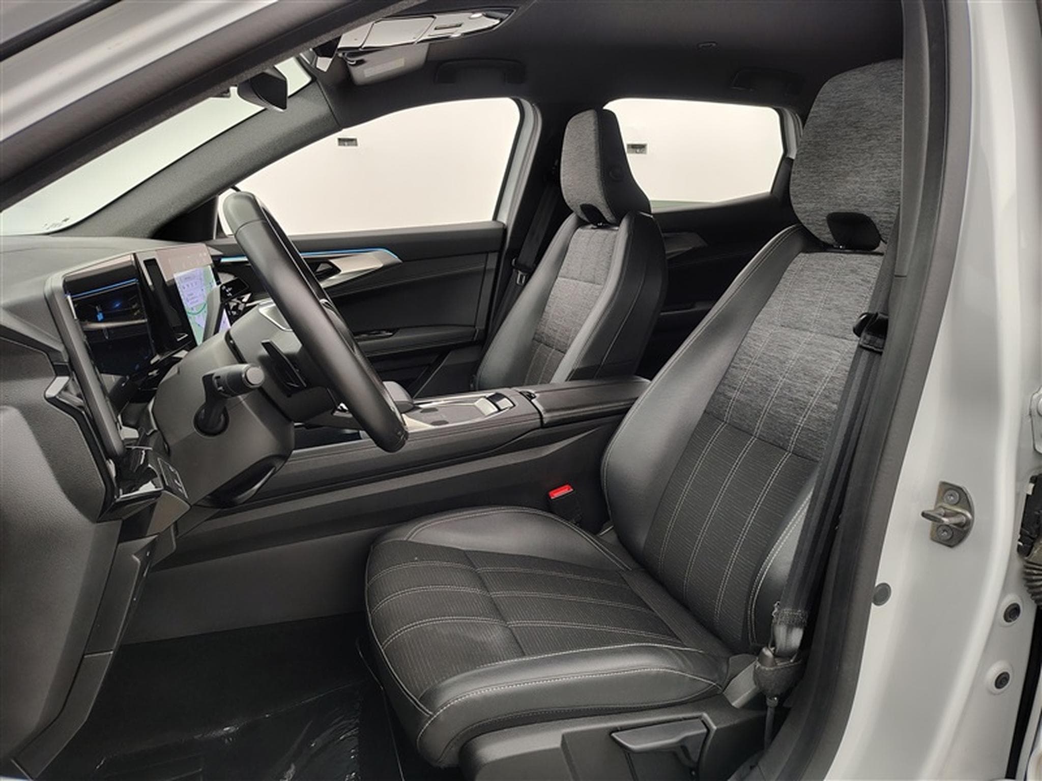 Renault Austral 1.2 E-Tec HEV Techno NAVI / FULL LED / S-CUIR (2024) - Foto 7