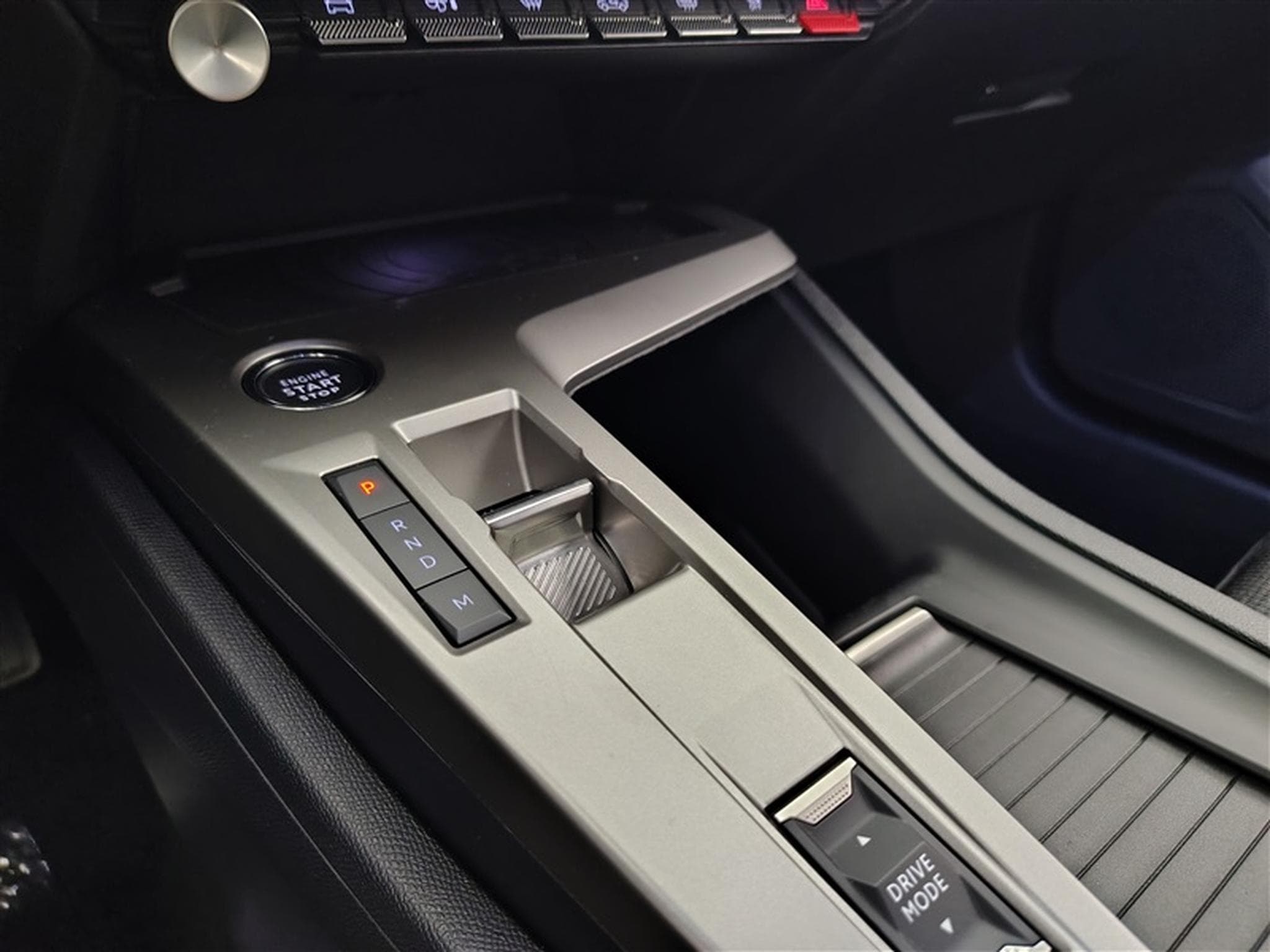 Peugeot 408 1.2 Hybrid 136cv e-DCS6 Allure Pack NAVI / CARPLAY / CAMERA (2025) - Photo 12