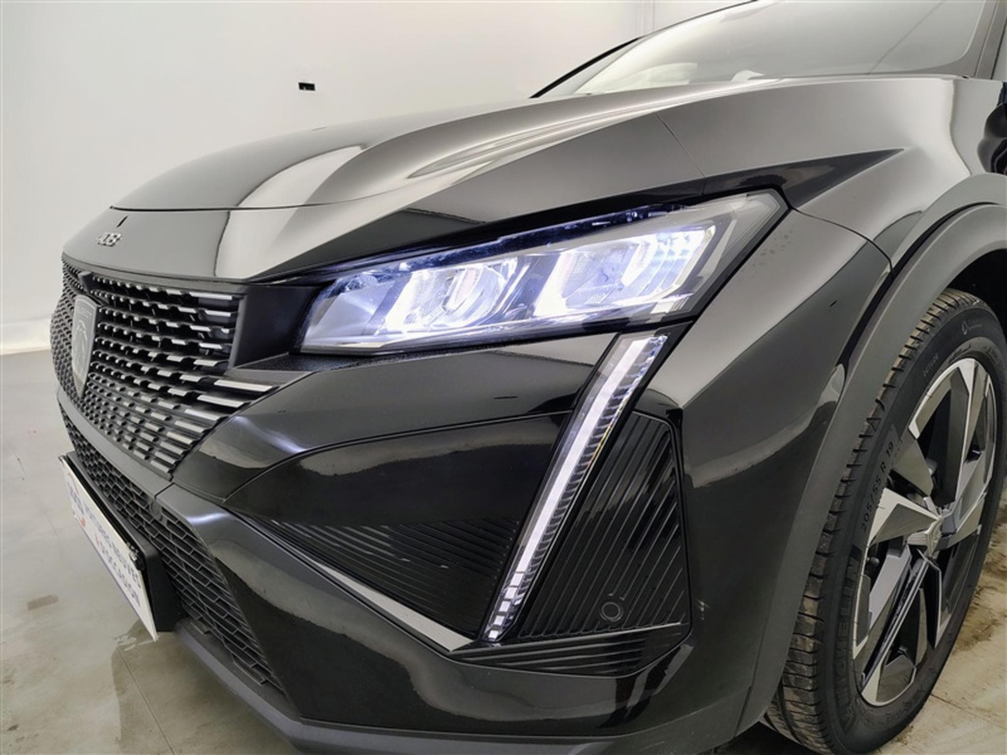 Peugeot 408 1.2 Hybrid 136cv e-DCS6 Allure Pack NAVI / CARPLAY / CAMERA (2025) - Photo 15