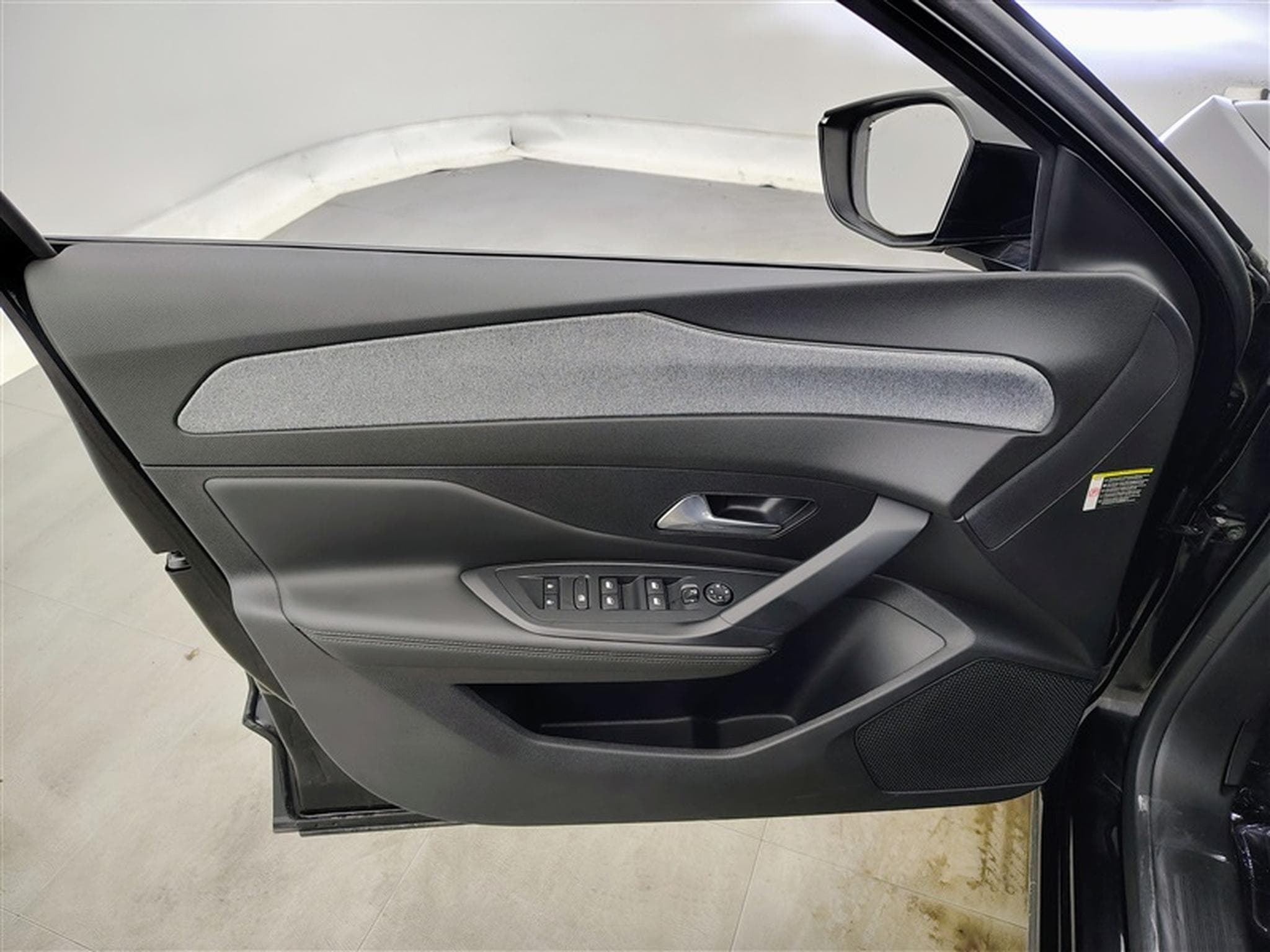 Peugeot 408 1.2 Hybrid 136cv e-DCS6 Allure Pack NAVI / CARPLAY / CAMERA (2025) - Photo 17