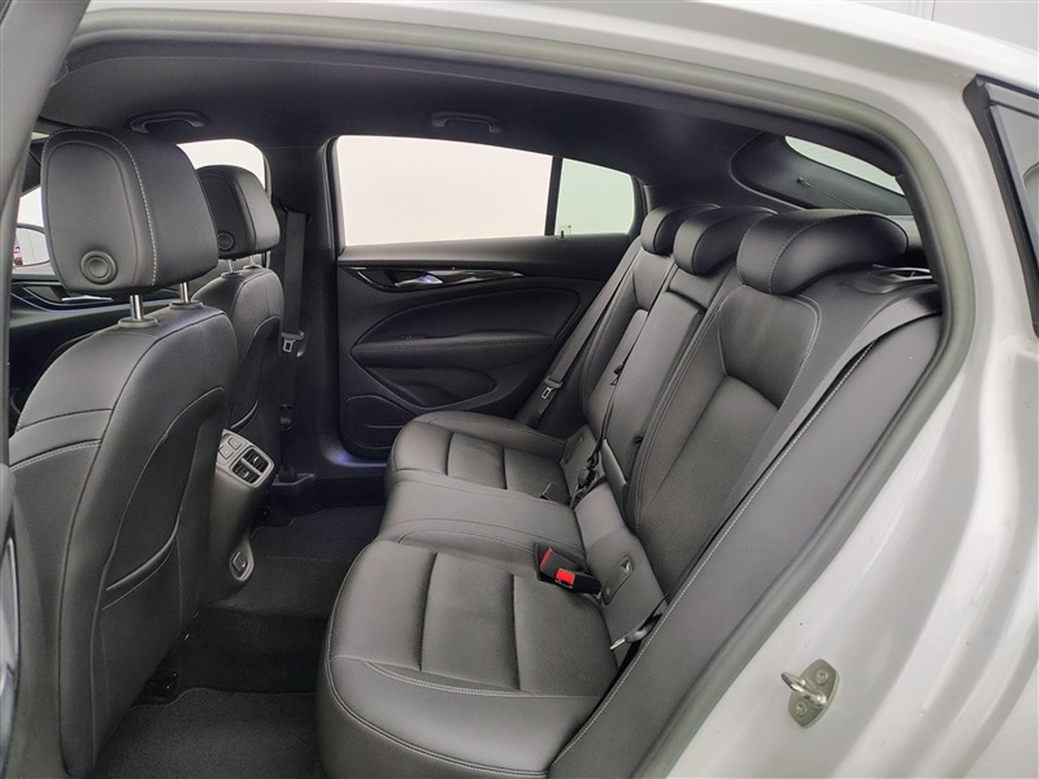 Opel Insignia Grand Sport   Cuir / Navi / Led / PDC av+ar (2023) - Photo 13