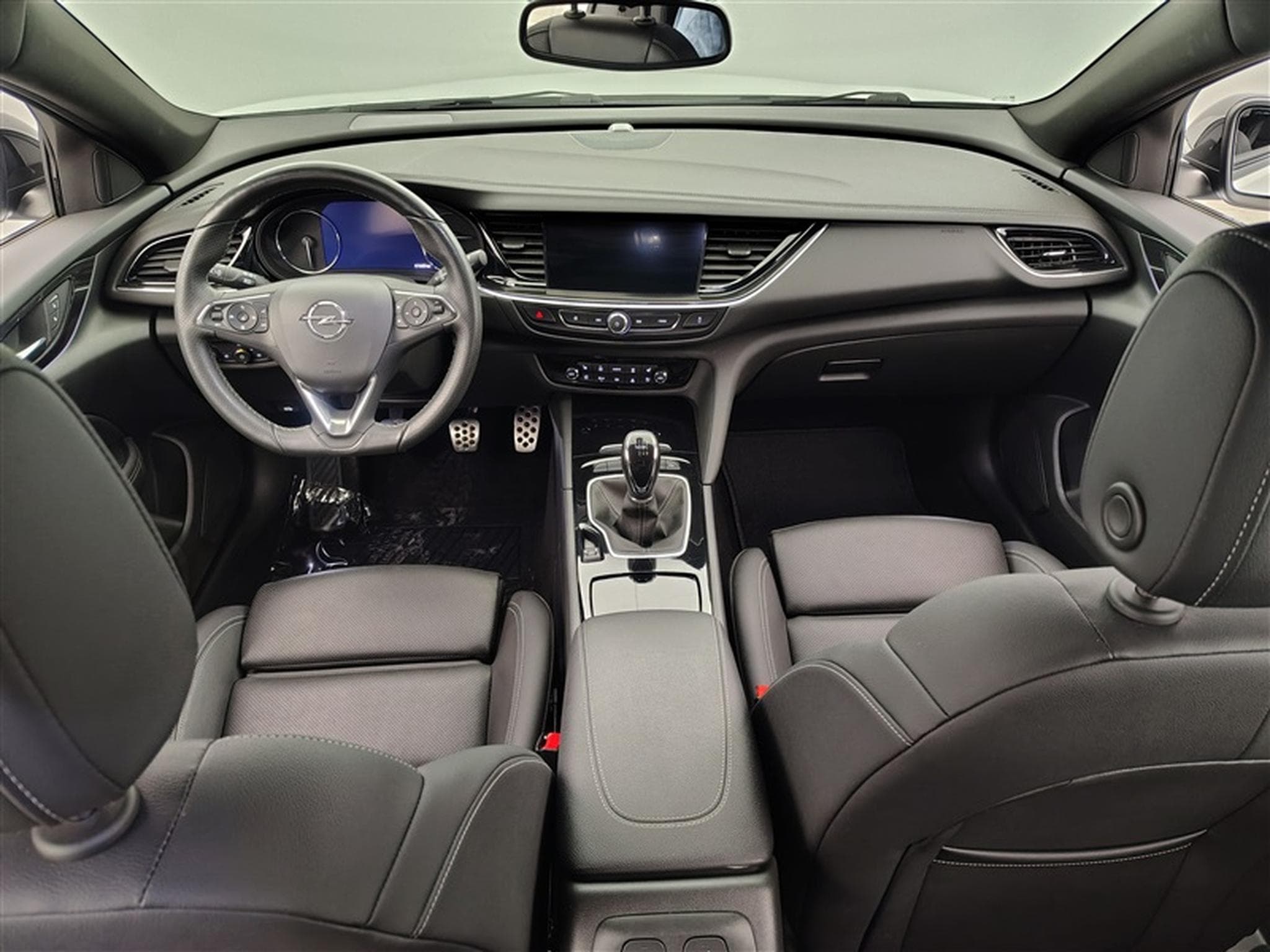 Opel Insignia Grand Sport   Cuir / Navi / Led / PDC av+ar (2023) - Photo 8