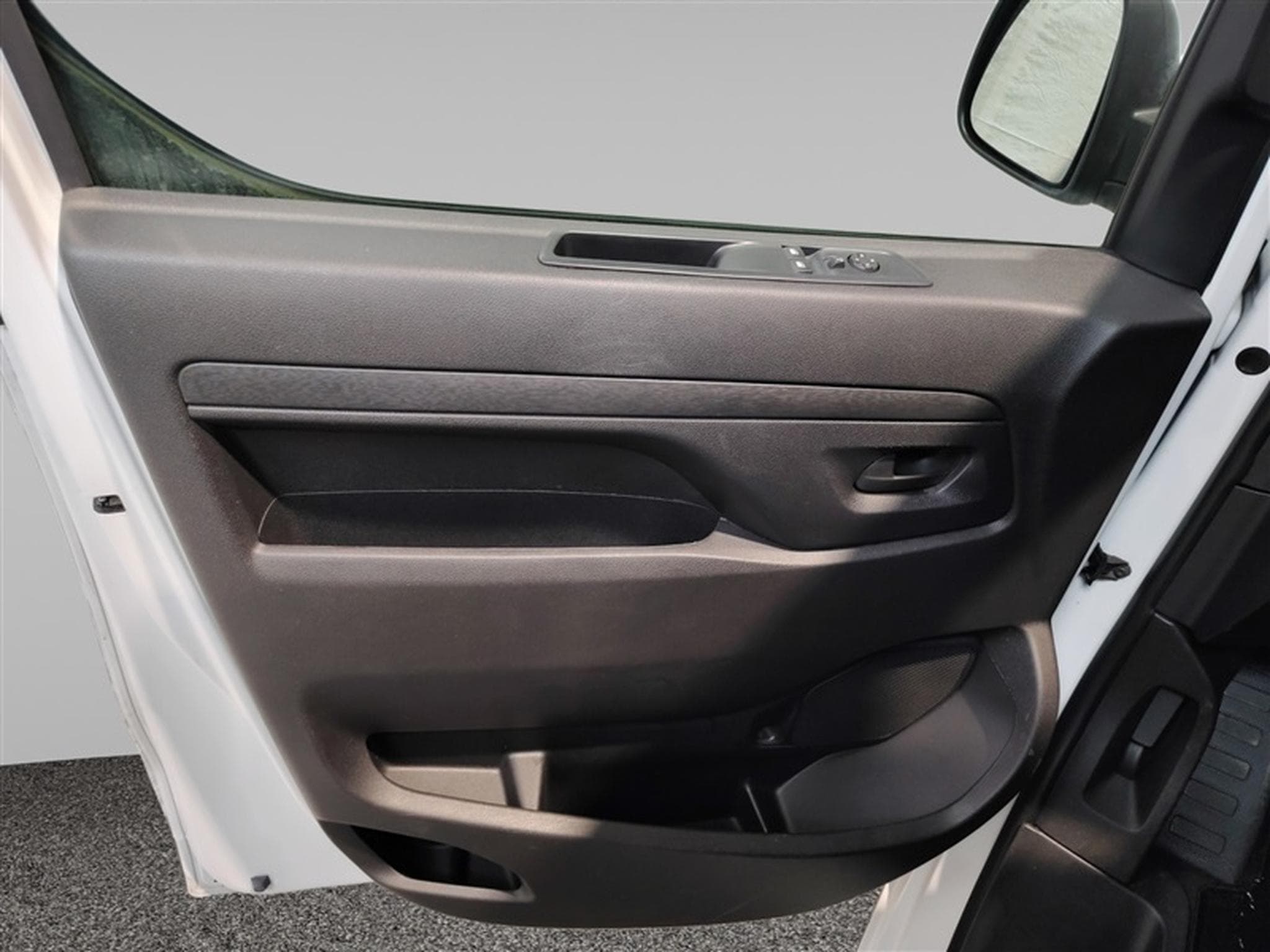 Peugeot Expert 2.0 BlueHDi EAT8 L2 NAVI CLIM / TEL / PDC AV-AR (2023) - Foto 16