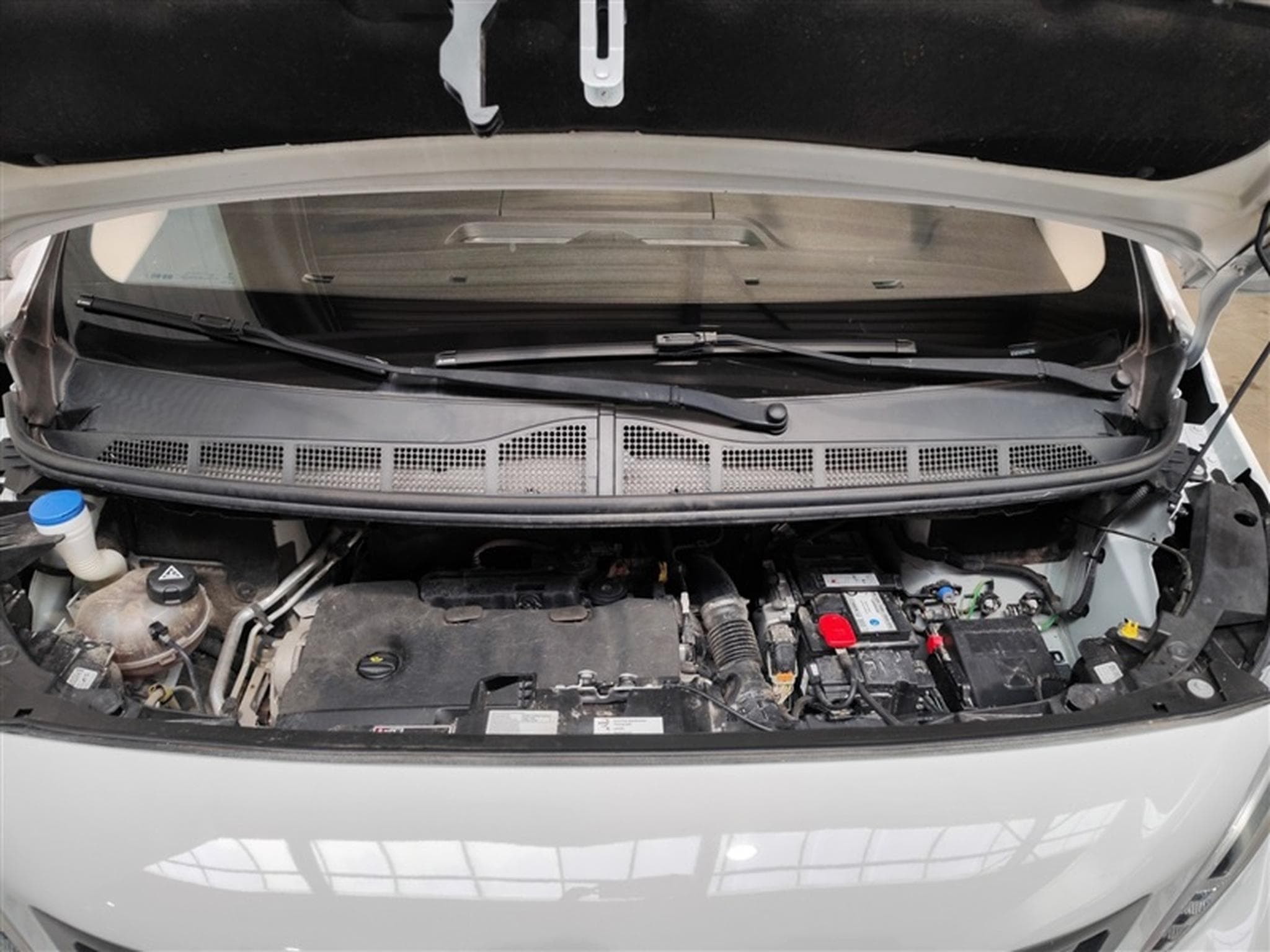 Peugeot Expert 2.0 BlueHDi EAT8 L2 NAVI CLIM / TEL / PDC AV-AR (2023) - Foto 19