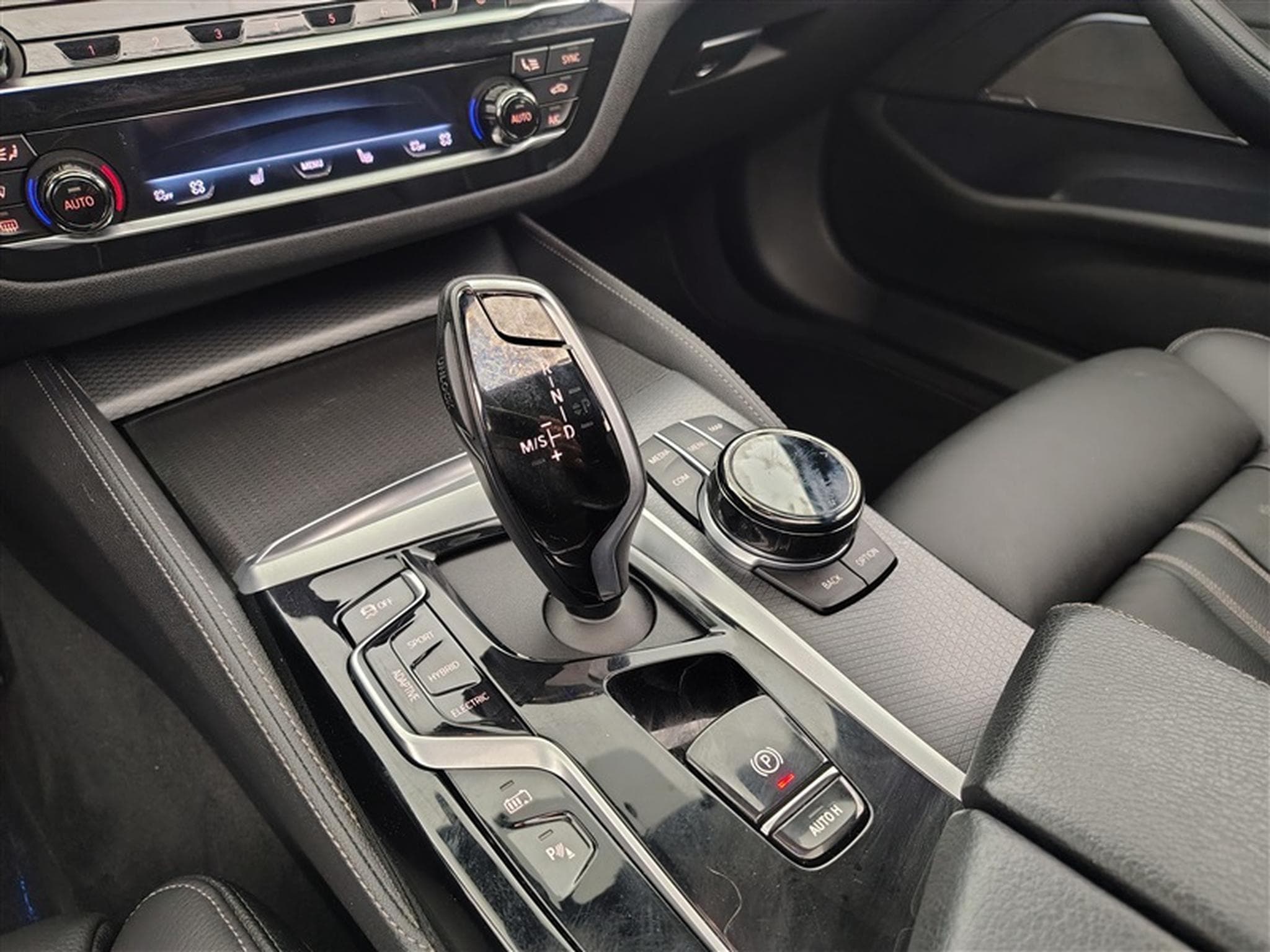 BMW 530 530eA PHEV XDrive Pack M CUIR / NAVI / TO PANO / LASER (2021) - Photo 12
