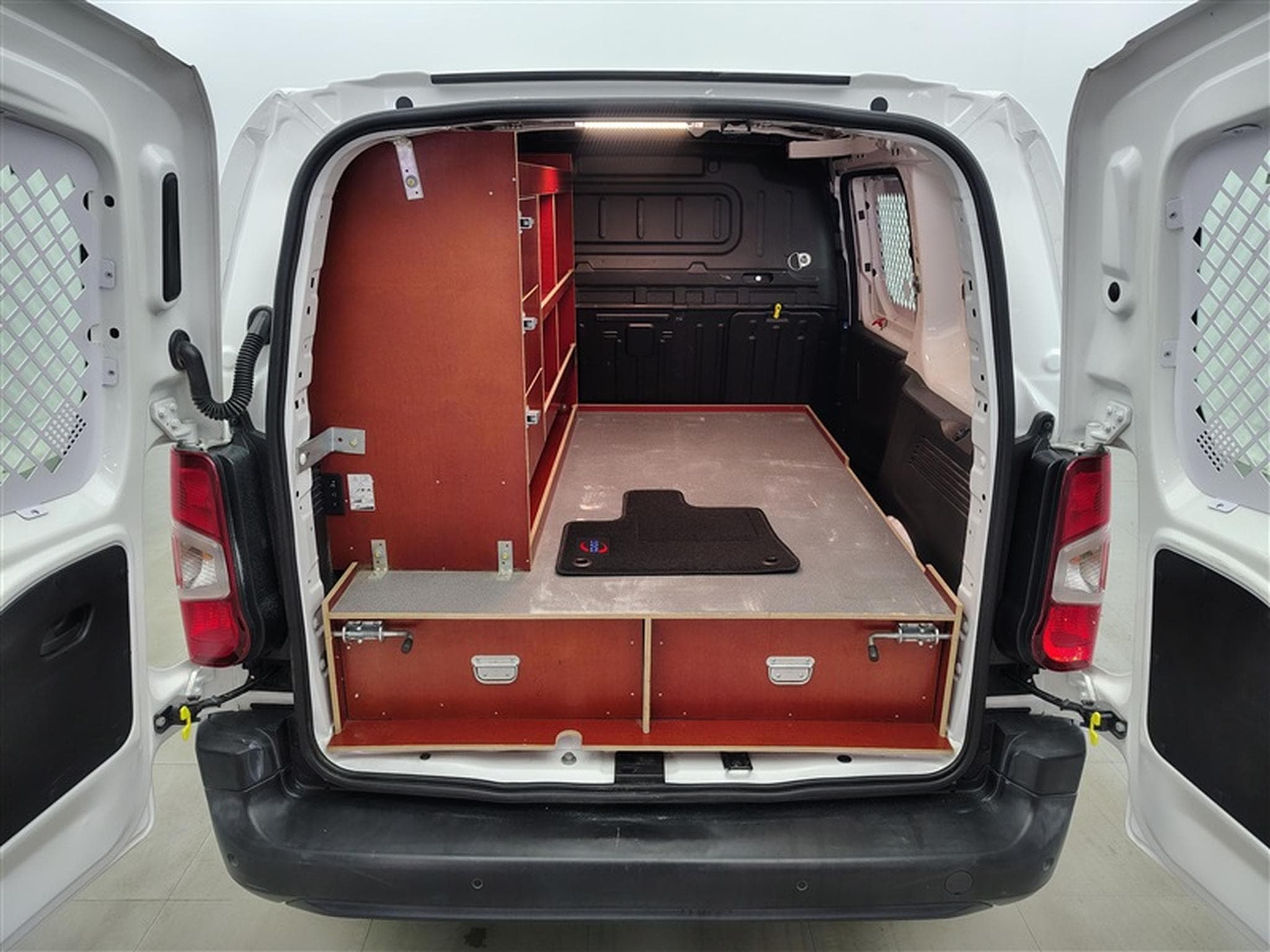 Citroen Berlingo 1.2 PureTech 130cv EAT8 Worker 3pl. NAVI / PDC AR (2020) - Photo 14
