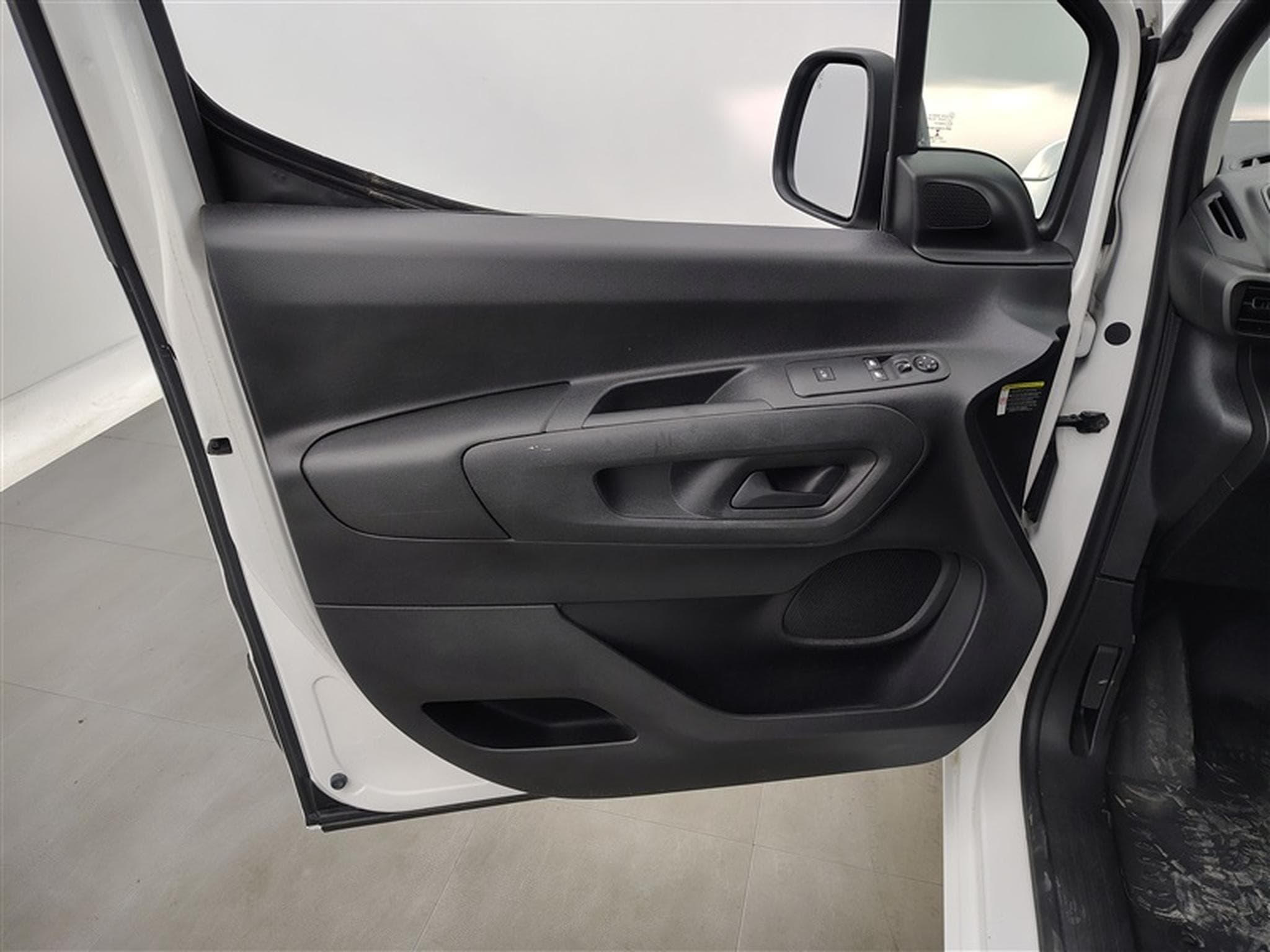 Citroen Berlingo 1.2 PureTech 130cv EAT8 Worker 3pl. NAVI / PDC AR (2020) - Photo 17