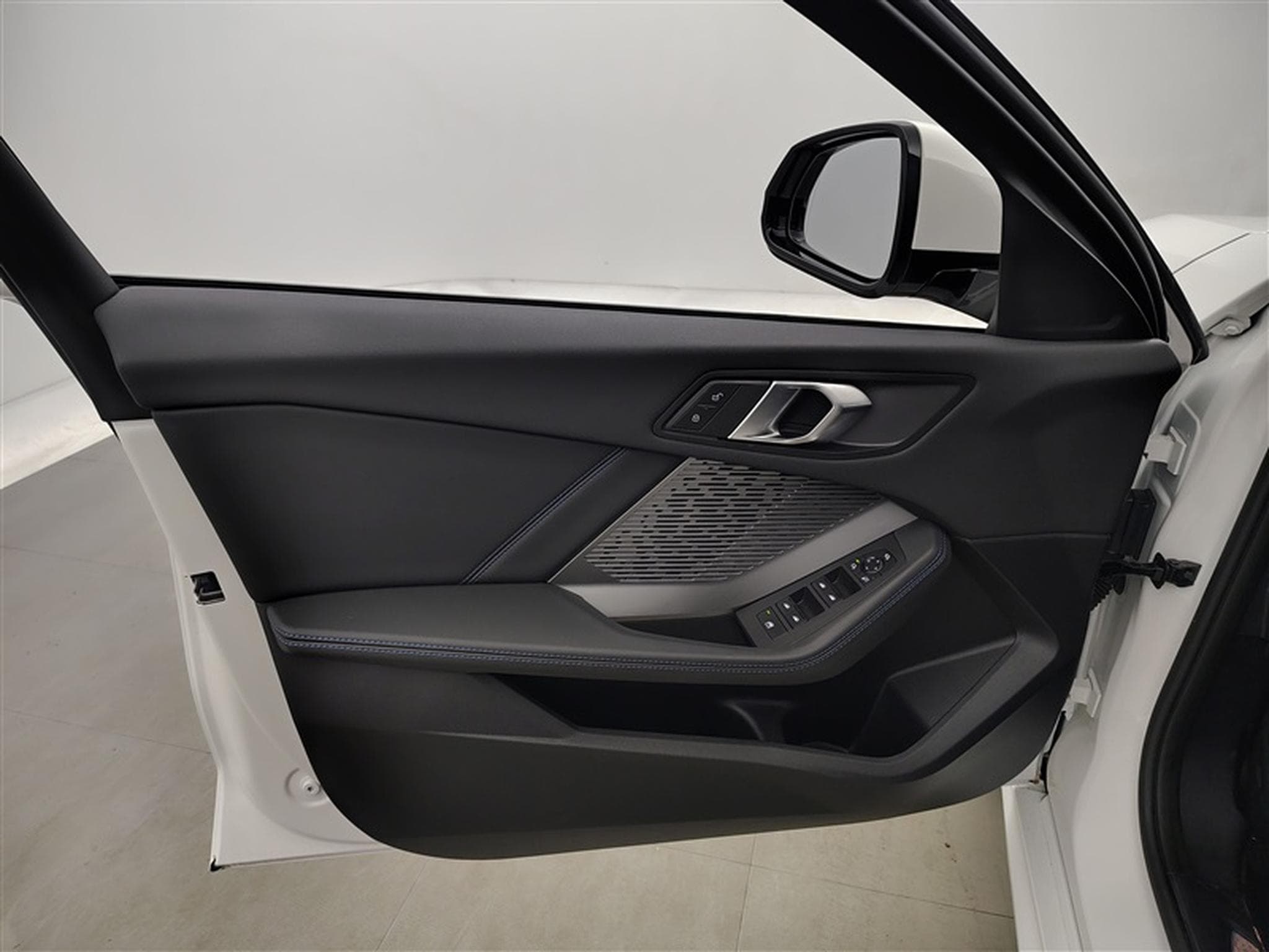 BMW 120 120iA Pack M NAVI / FULL LED / CAMERA / JA 18" (2025) - Photo 16