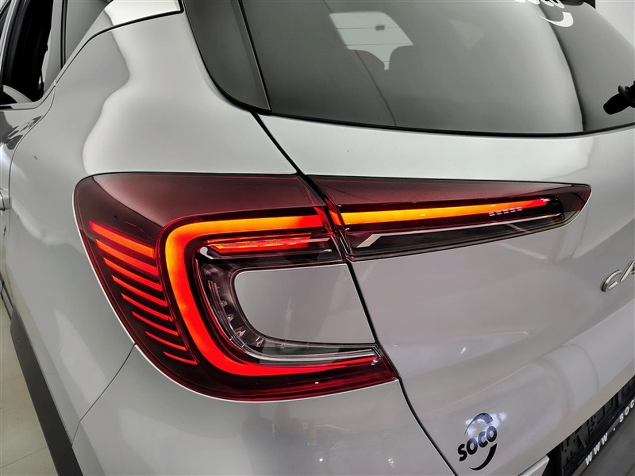 Renault Captur 1.33 TCe MHEV Techno EDC GPF (2023) - Photo 16