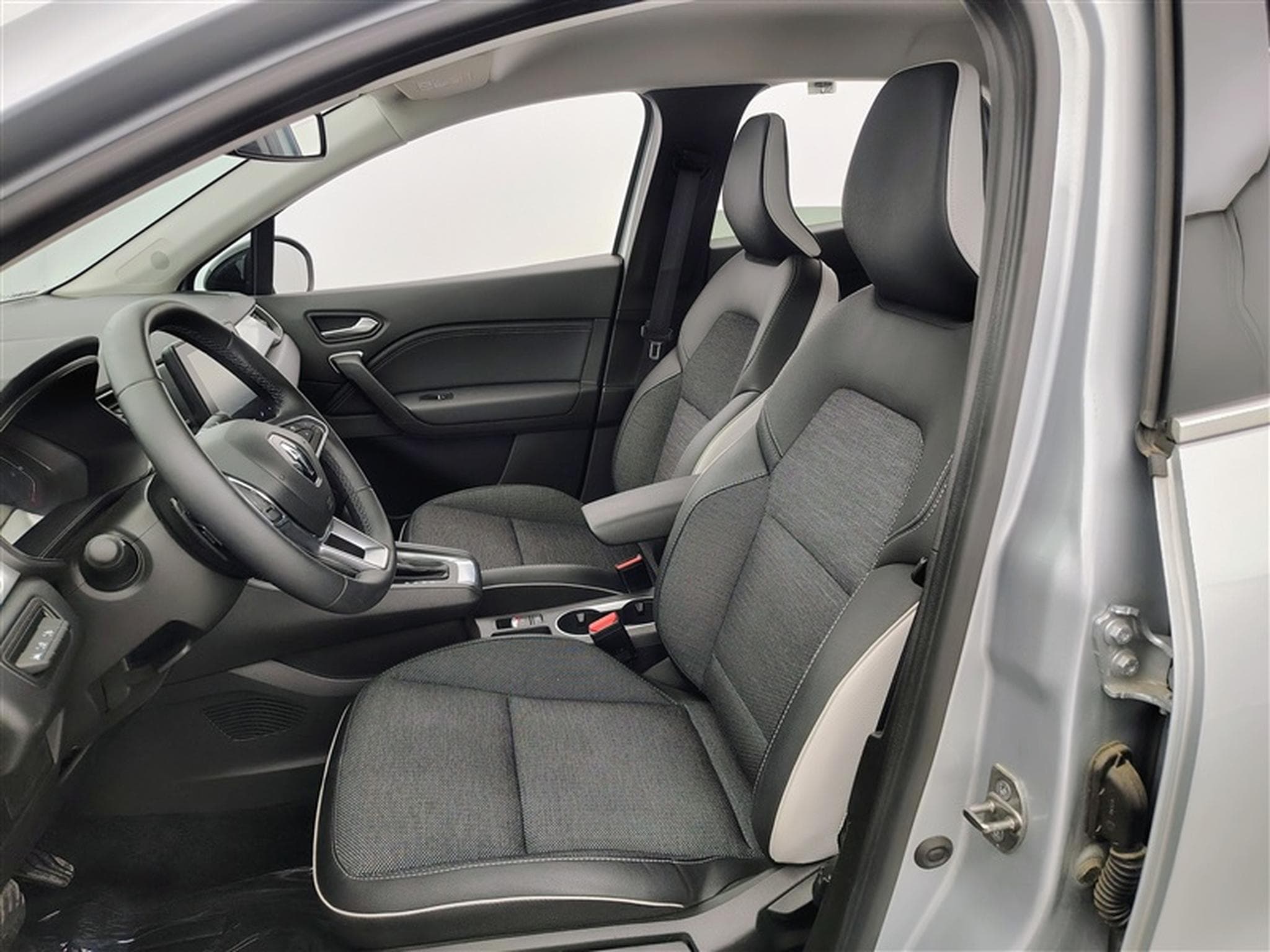 Renault Captur 1.33 TCe MHEV Techno EDC GPF (2023) - Photo 7