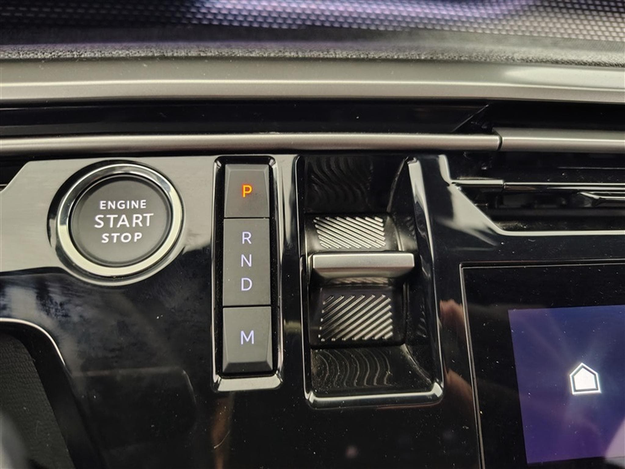 Peugeot 5008 1.2 Hybrid 145Cv e-DCS6 GT 7PL / NAVI / CARPLAY / CAMERA (2025) - Foto 12