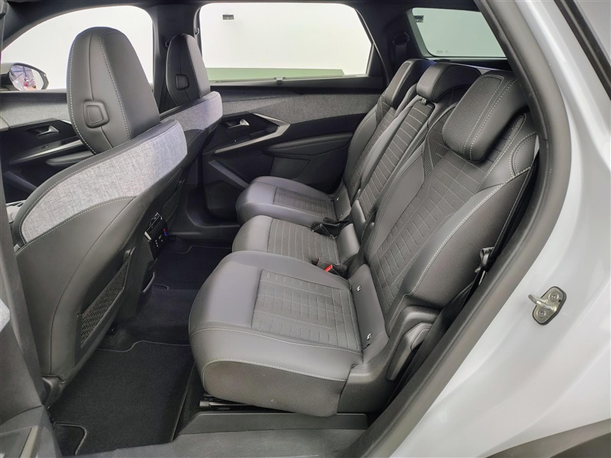 Peugeot 5008 1.2 Hybrid 145Cv e-DCS6 GT 7PL / NAVI / CARPLAY / CAMERA (2025) - Foto 13