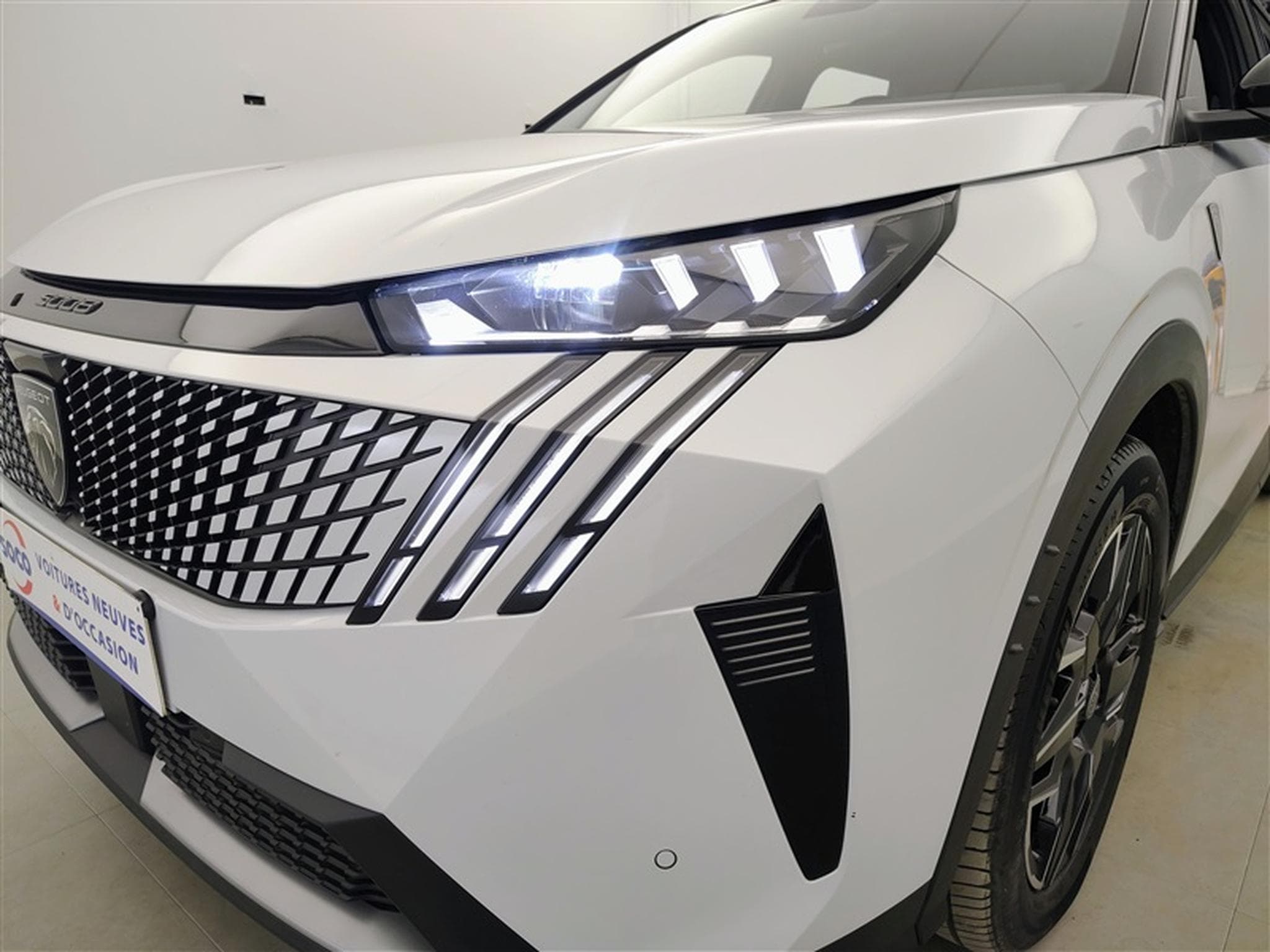 Peugeot 5008 1.2 Hybrid 145Cv e-DCS6 GT 7PL / NAVI / CARPLAY / CAMERA (2025) - Foto 15