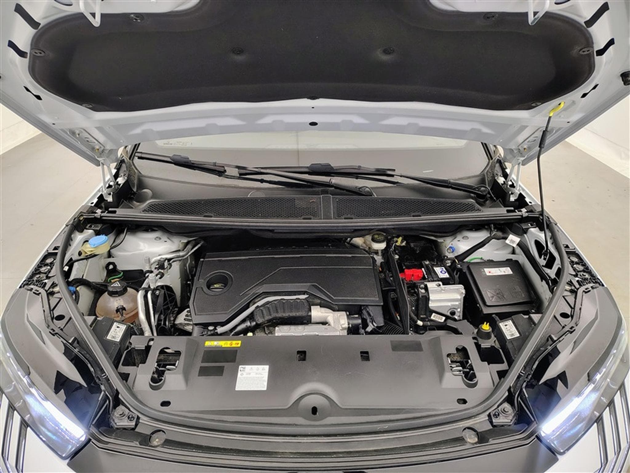 Peugeot 5008 1.2 Hybrid 145Cv e-DCS6 GT 7PL / NAVI / CARPLAY / CAMERA (2025) - Foto 21