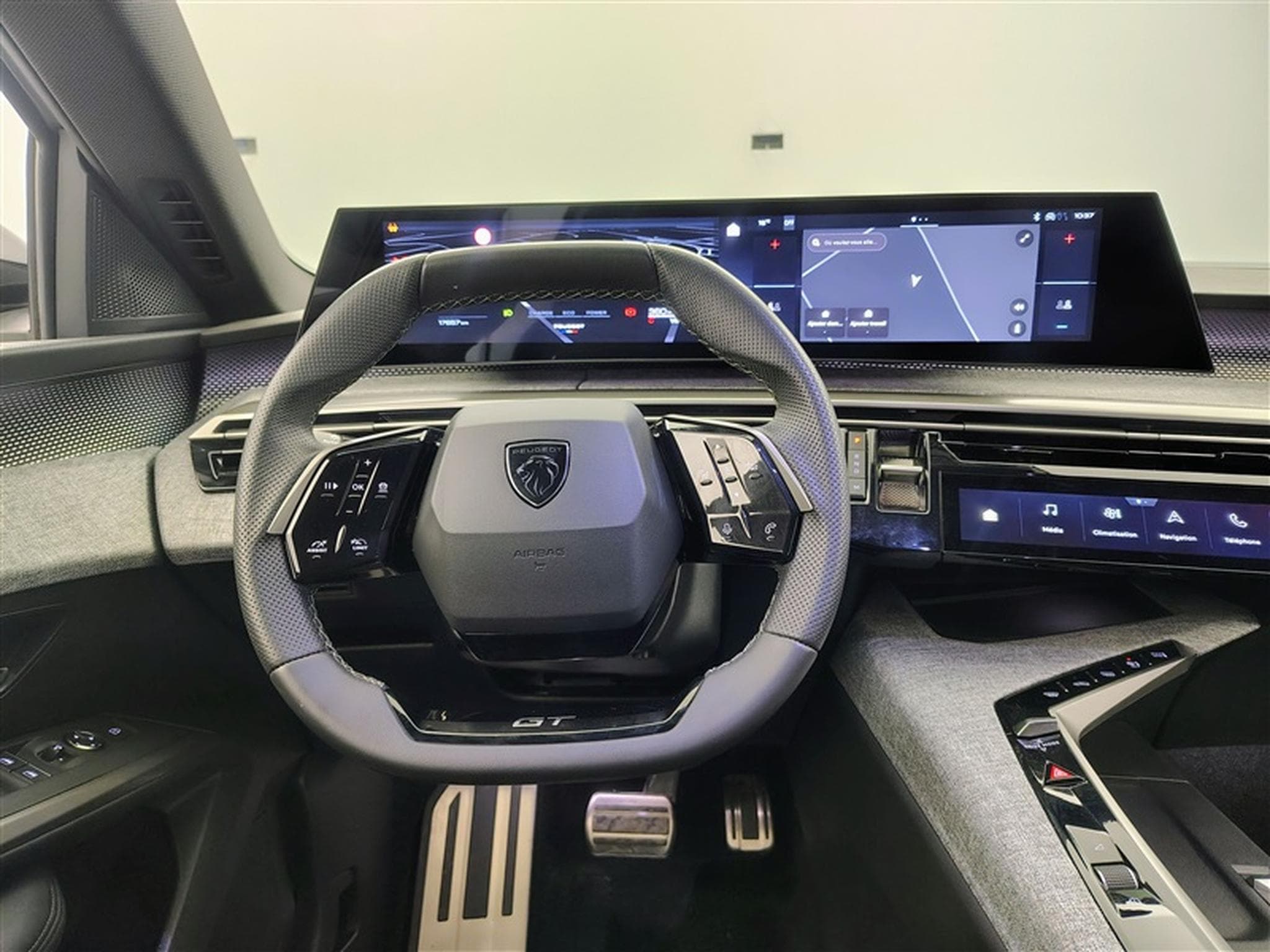 Peugeot 5008 1.2 Hybrid 145Cv e-DCS6 GT 7PL / NAVI / CARPLAY / CAMERA (2025) - Foto 9
