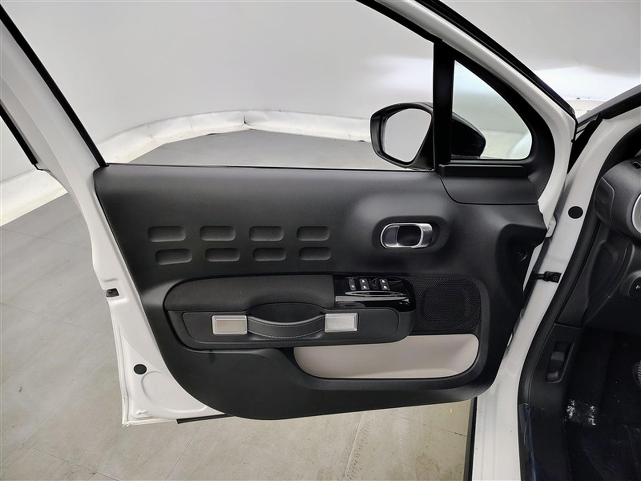 Citroen C3 1.2i PureTech Shine CARPLAY / FULL LED / JA 16" (2023) - Photo 17